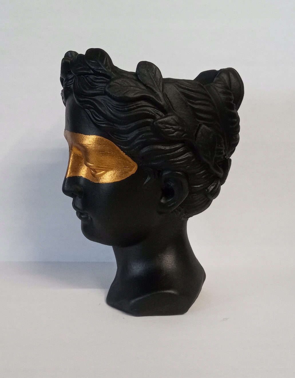 

Osłonka Głowa.H-16cm.Kolor czarny.Złota maska