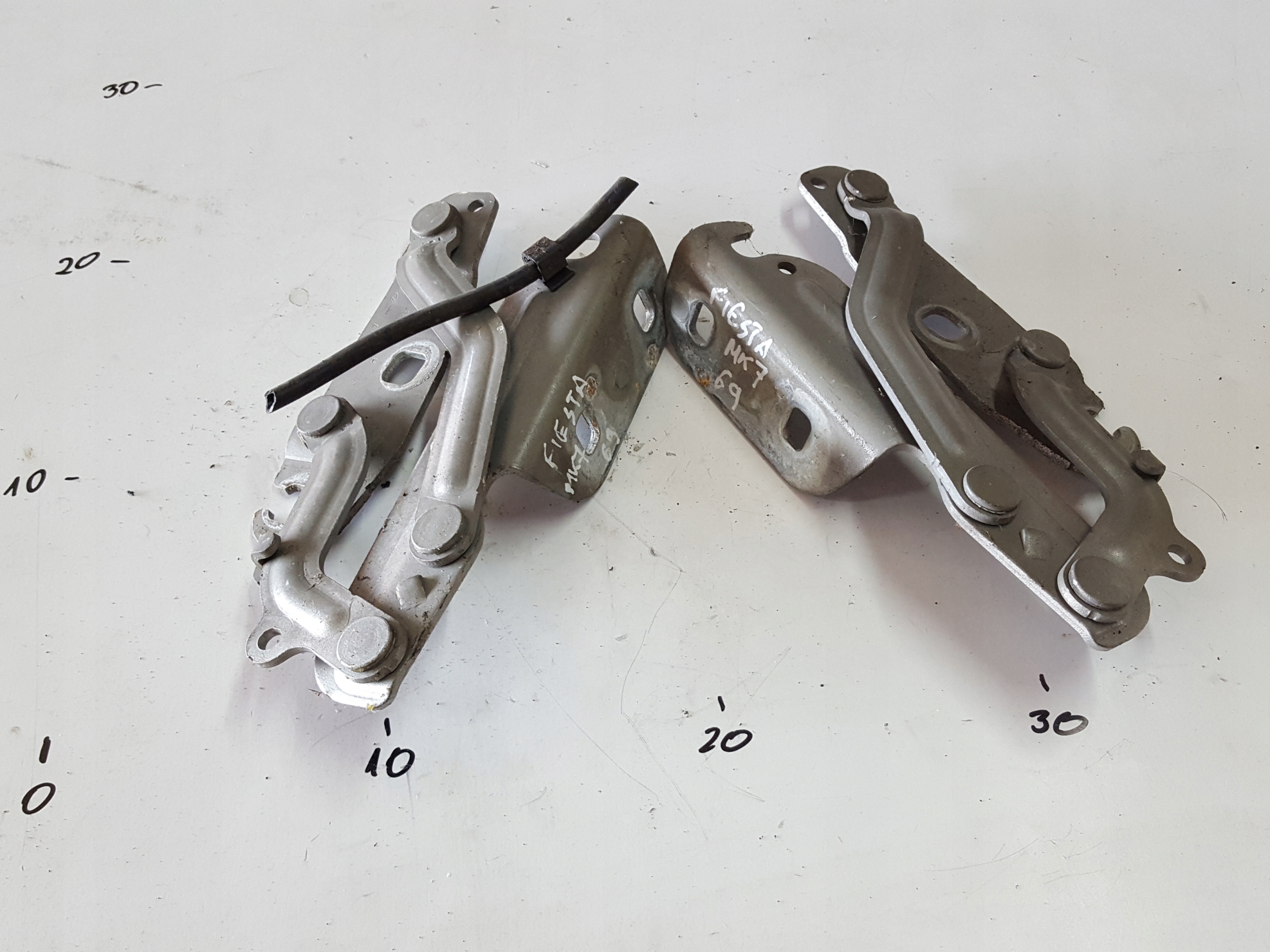 FORD FIESTA MK7 08-12r ZAWIASY MASKI KOMPLET 69 Producent części Ford OE