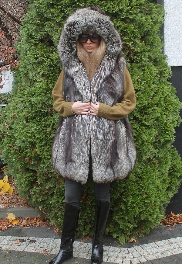 KAMIZELKA Z KAPTUREM-FUTRO Z LISA SREBRNEGO-LISÓW- L/XL