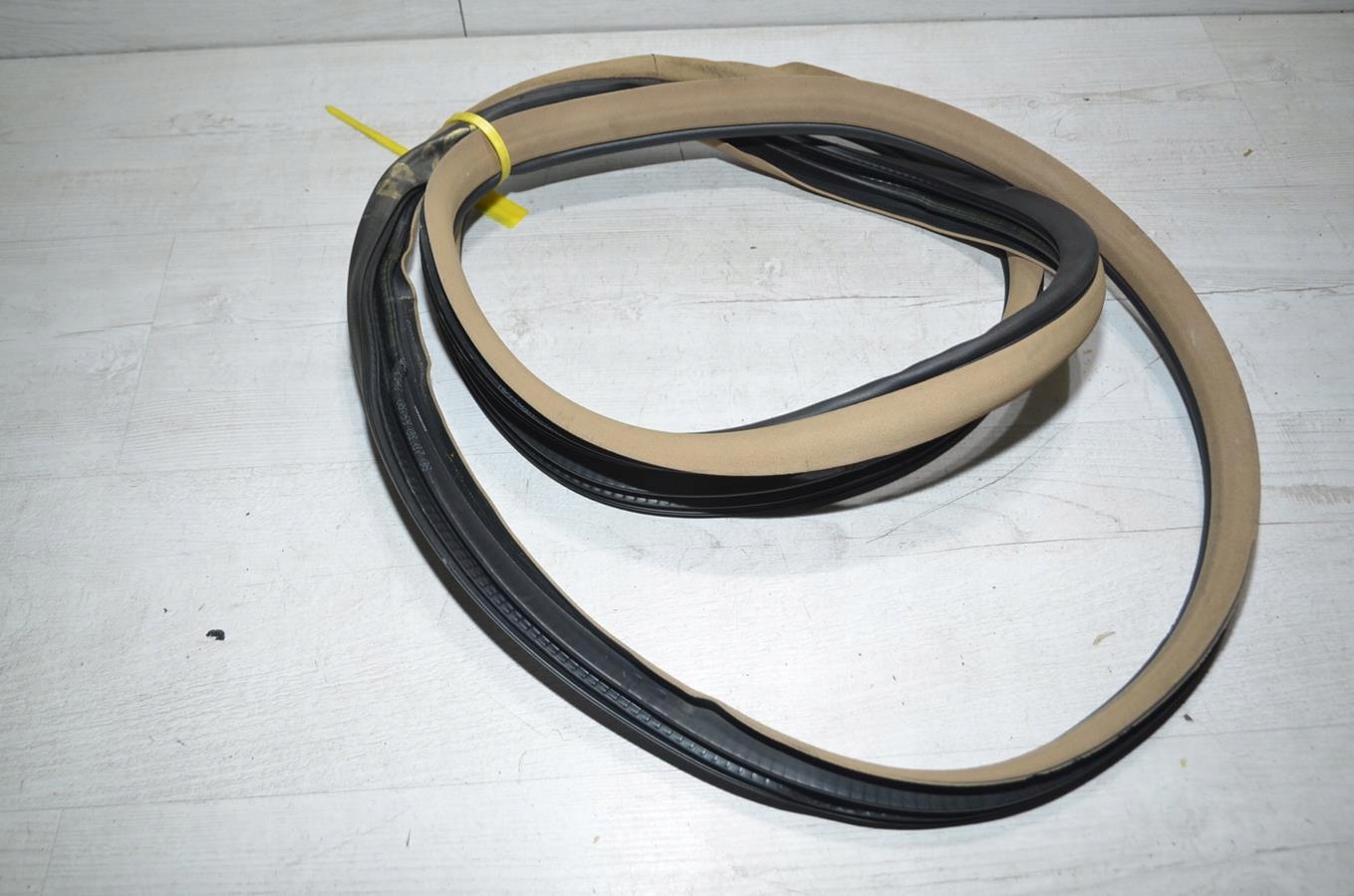 3665000 - Уплотнитель двери правый передний Mercedes R-Class W251