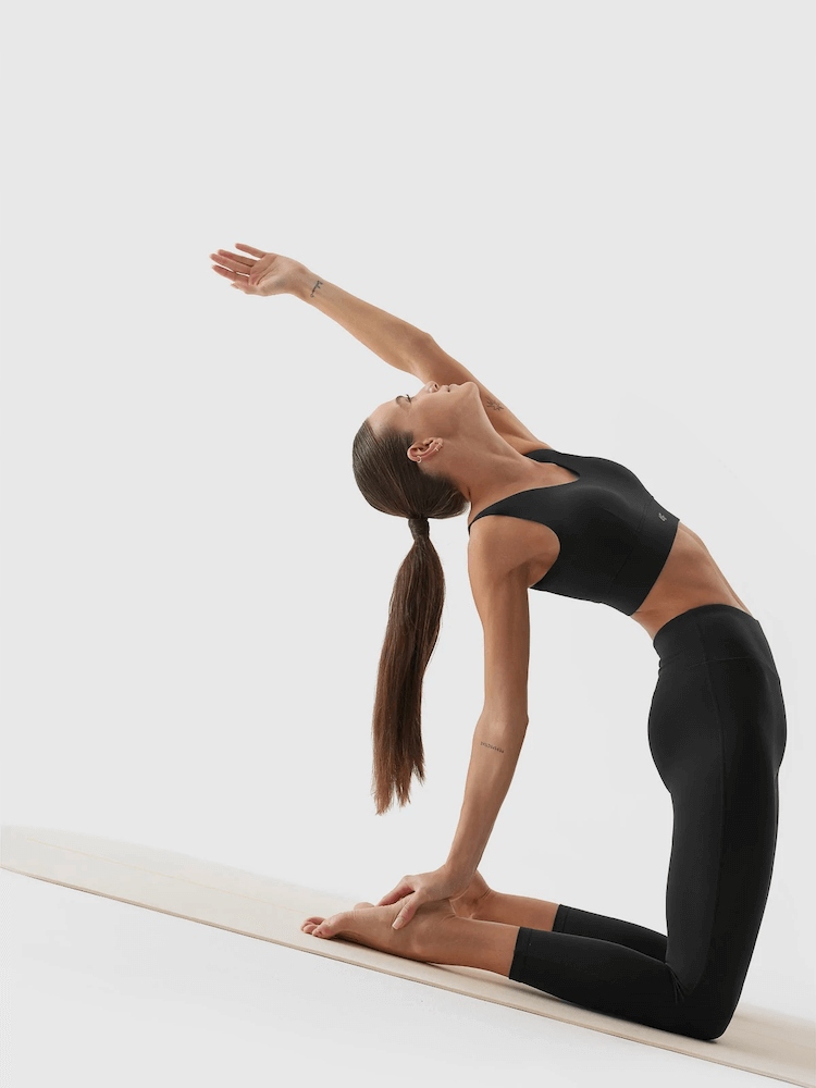 Legíny na jógu 7/8 4F z recyklovaného materiálu antracitová barva, velikost M