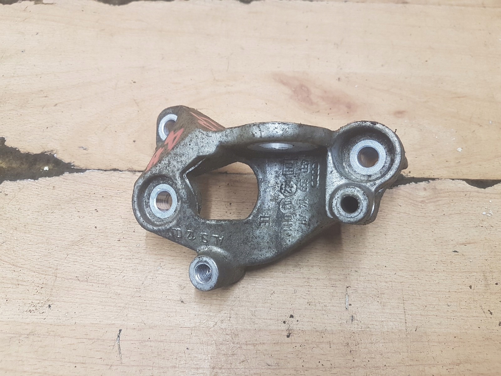 Audi OE 4B0399114AH lapa podpora skrzyni