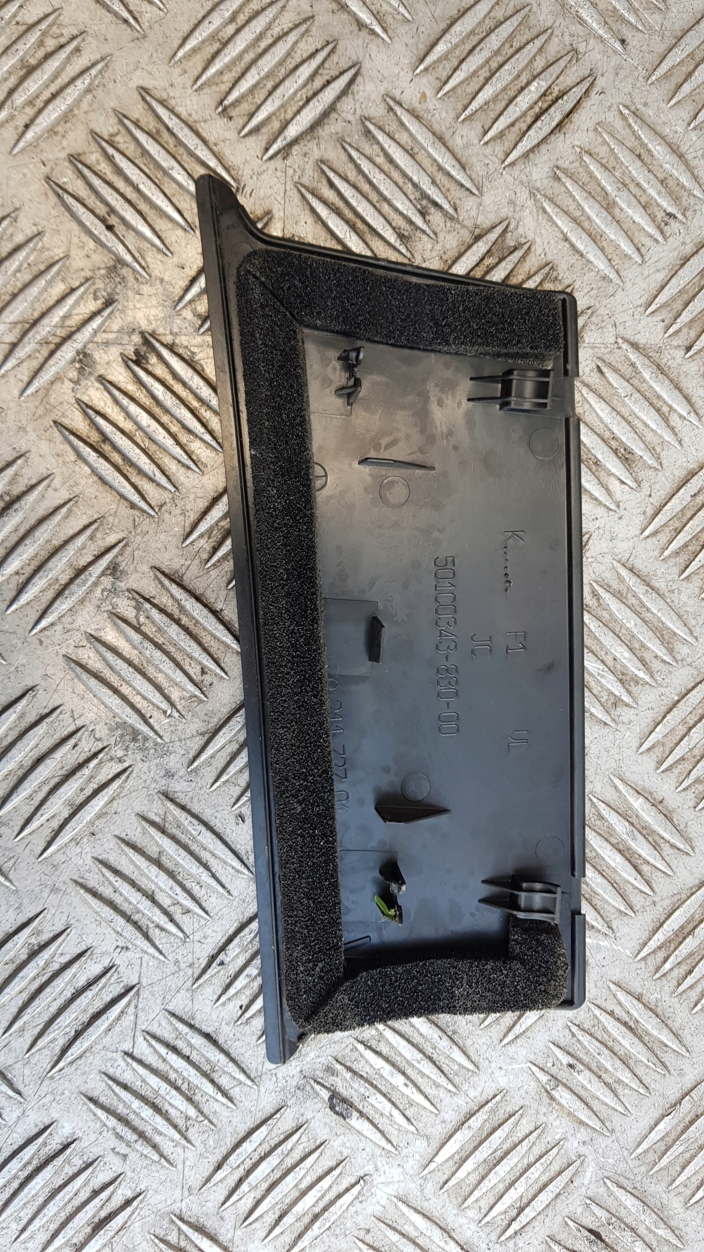 MERCEDES W212 spoiler upholstery right or left rear part