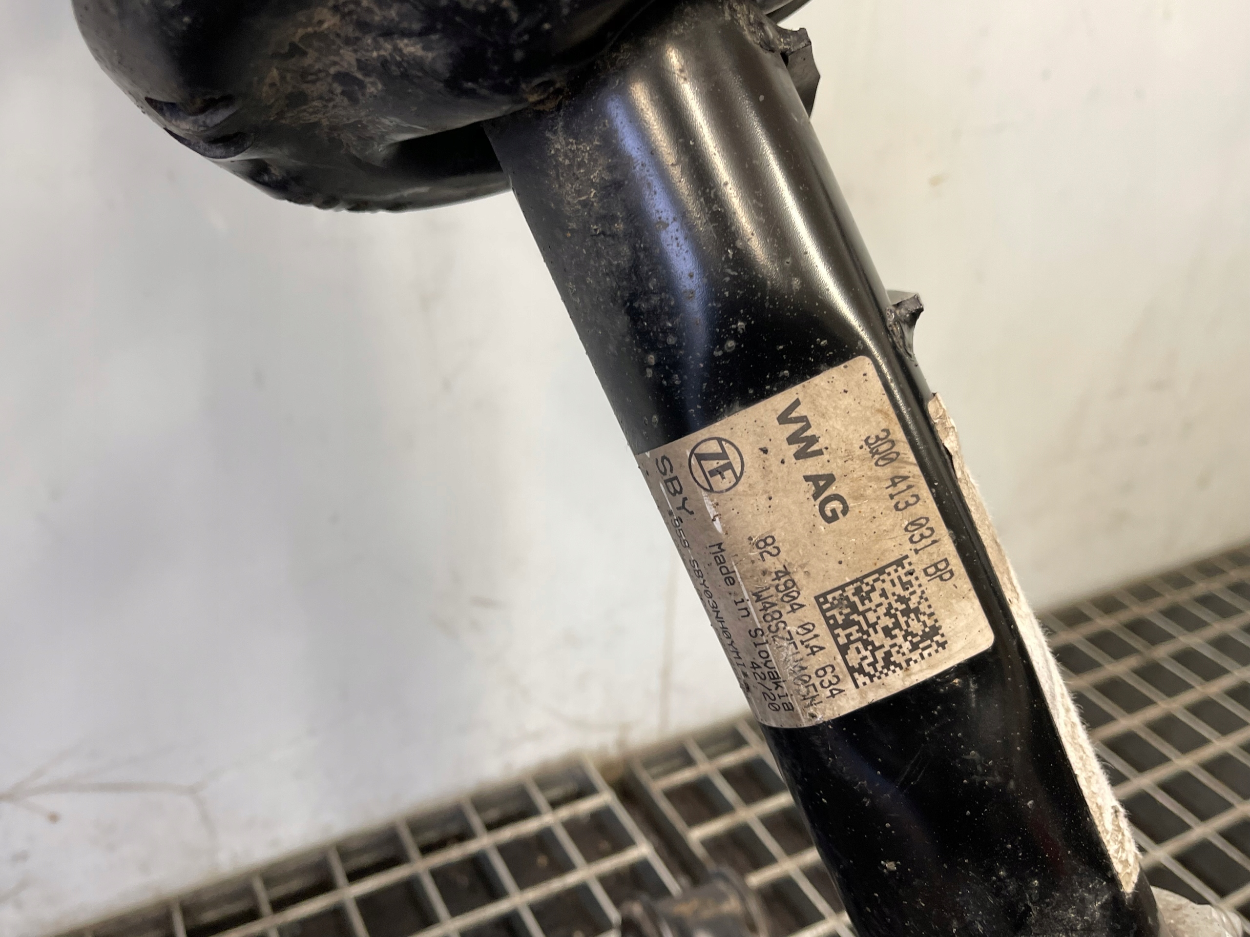 VW PASSAT B8 McPherson swing shock absorber right 5Q0407258A 3Q0413031BP