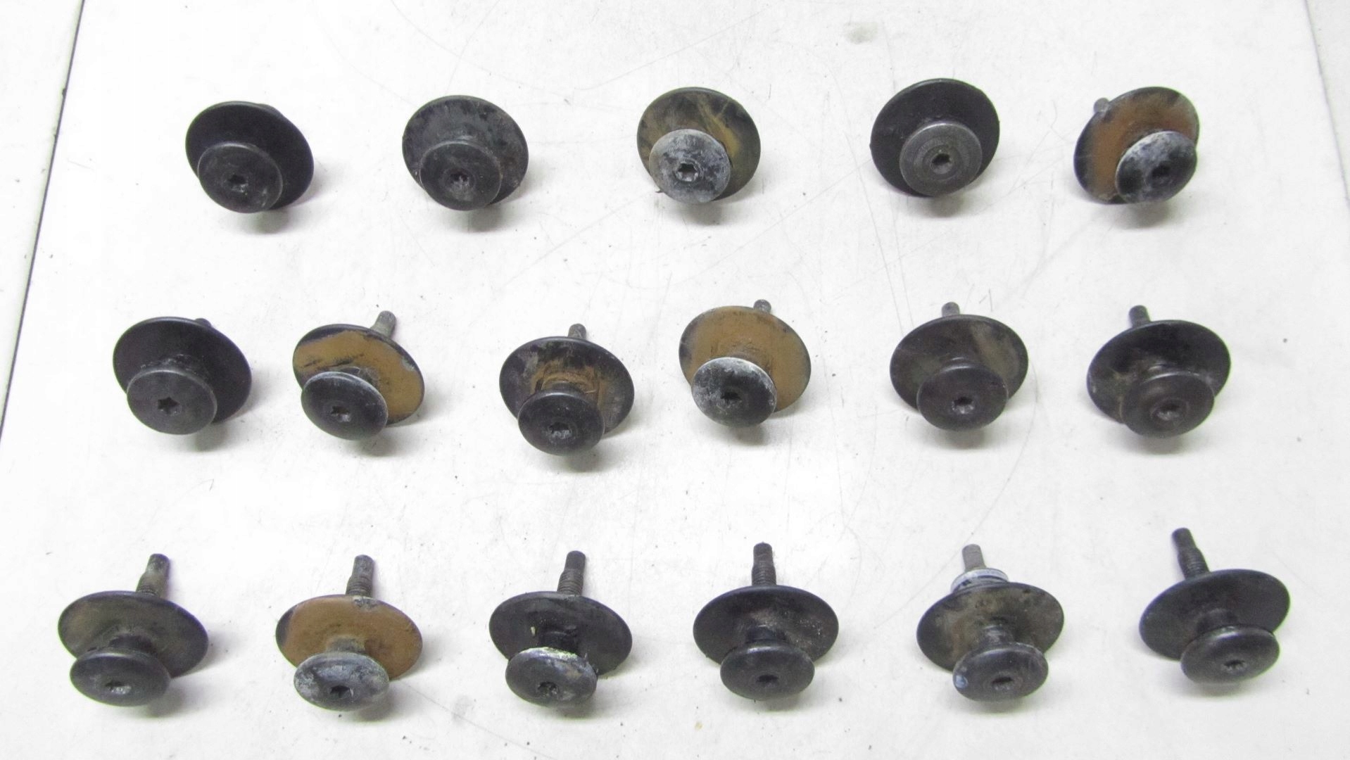 TRAFIC VIVARO II ŚRUBA MOCOWANIE KANAPY 01-14