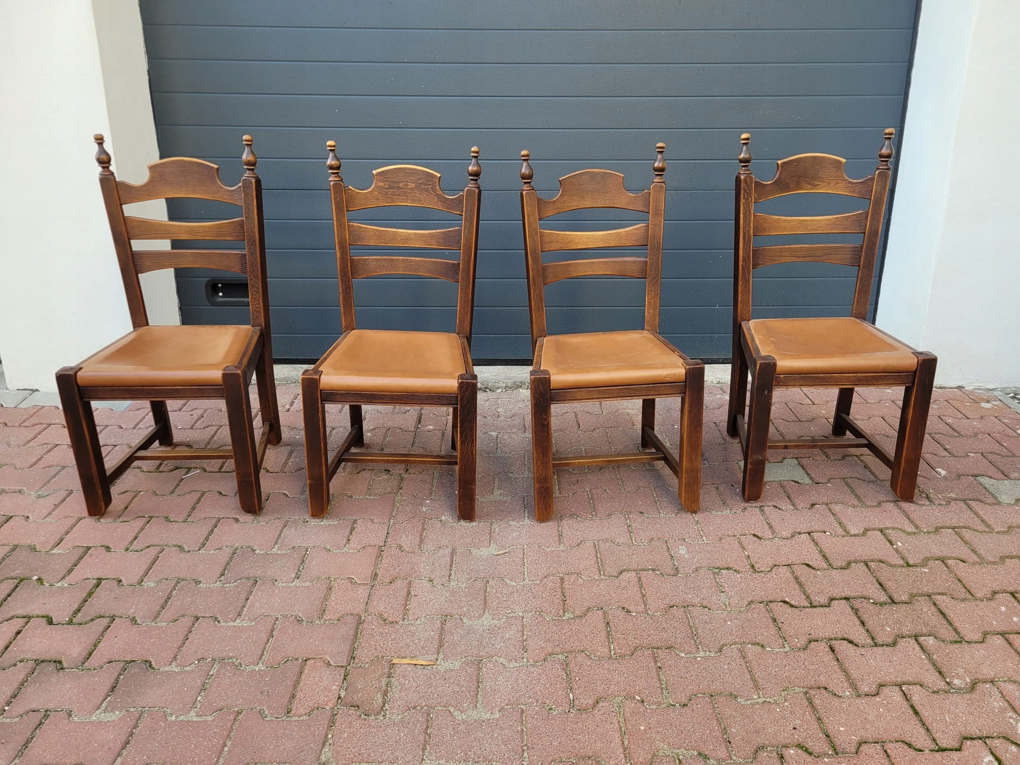 Cztery dębowe krzesła