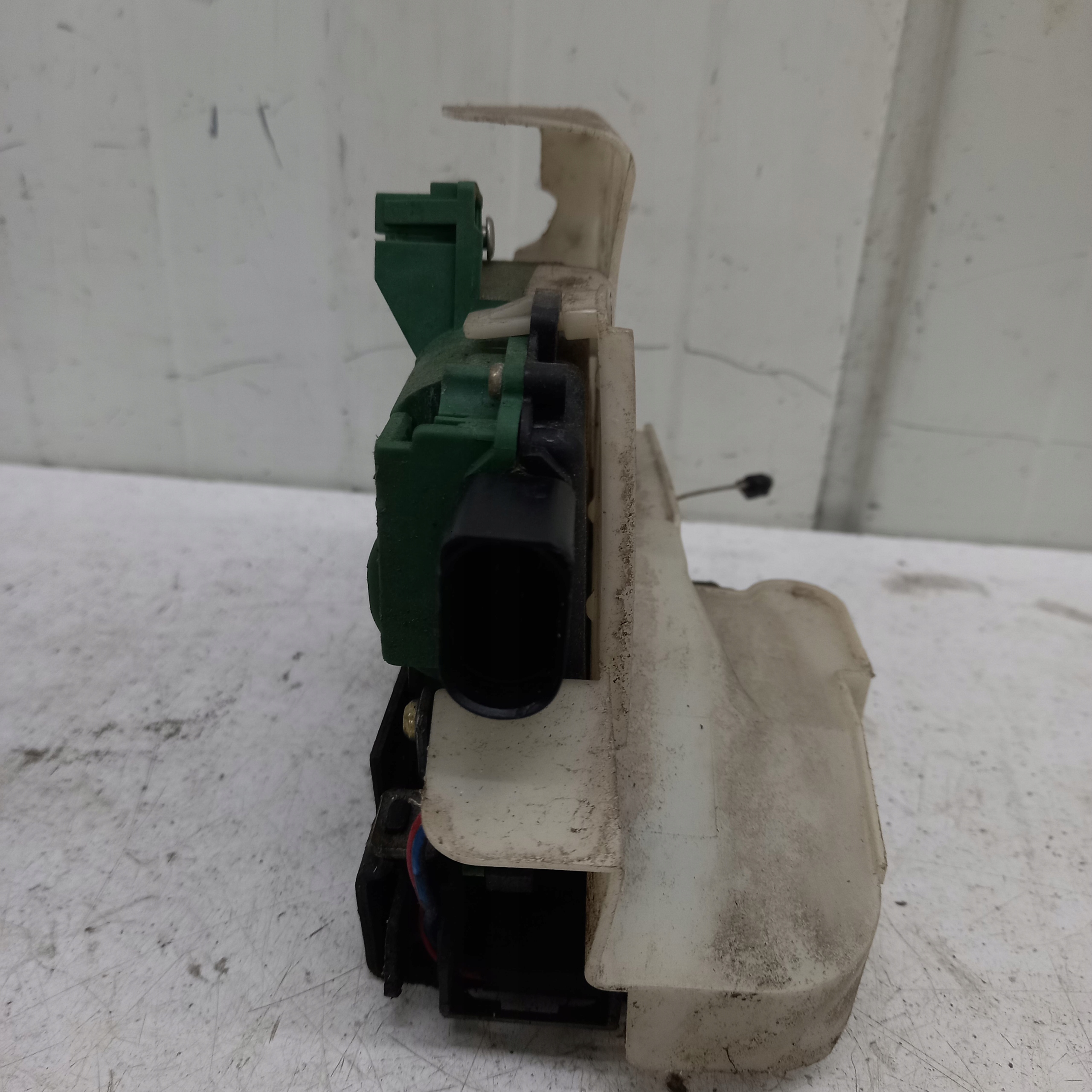 lock door left front SKODA SUPERB