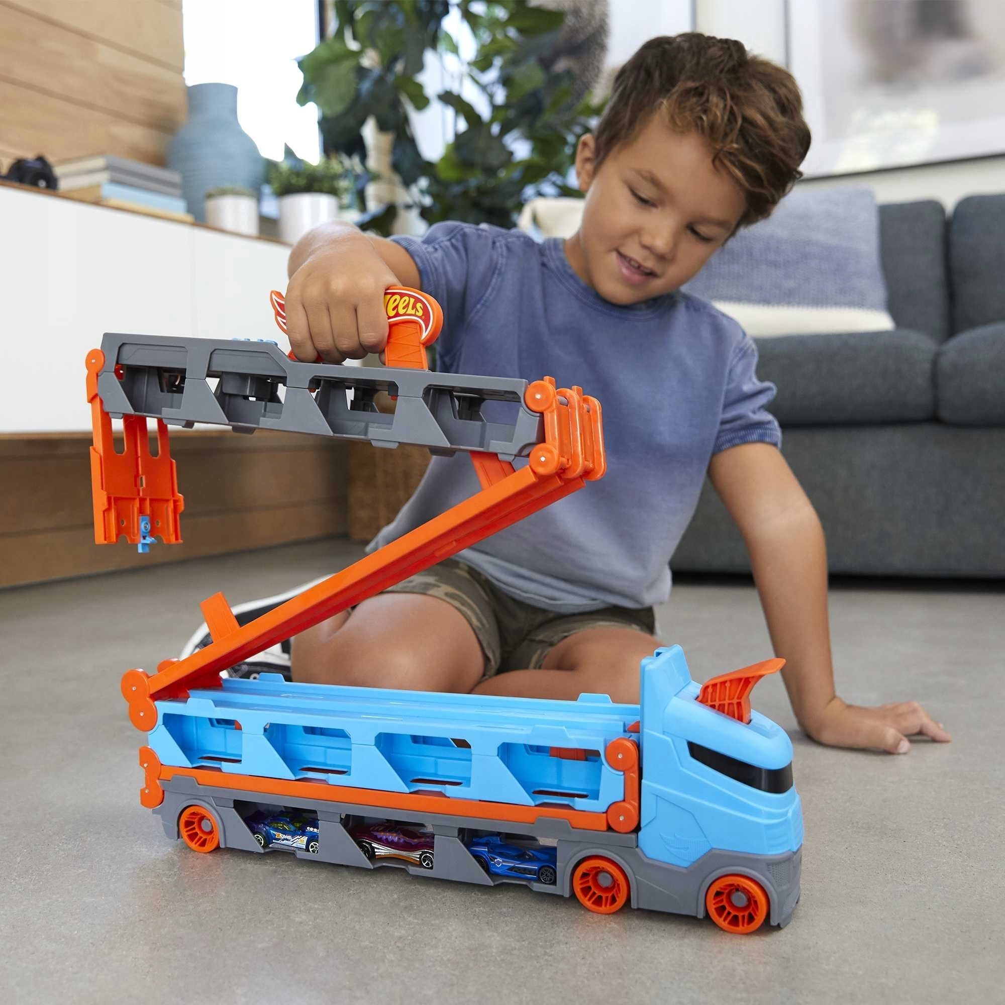 TOR WYŚCIGOWY MATTEL HOT WHEELS CITY WYŚCIGOWY TRANSPORTER 2W1 Materiał metal plastik