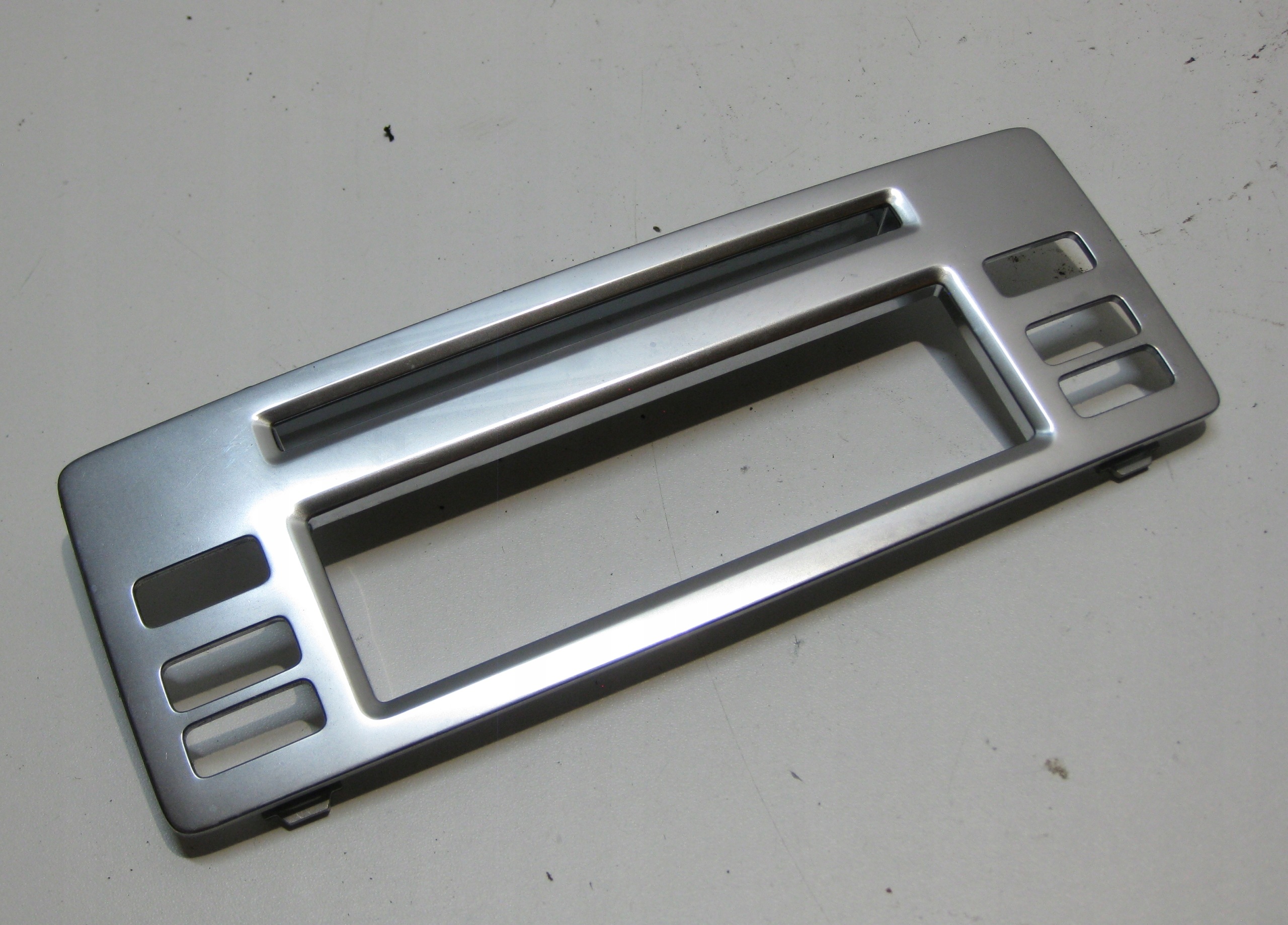 VOLVO V70 2.0 D 09R frame PANELU radio 1303415