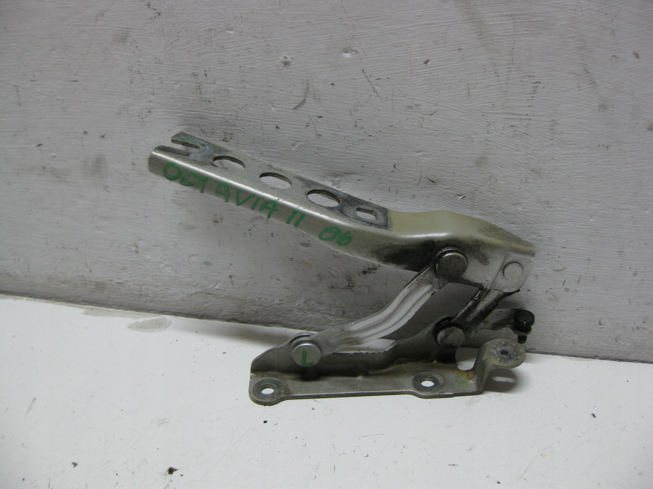 SKODA OCTAVIA II 2.0 TDI 06R hinge bonnets left right KOMPLET