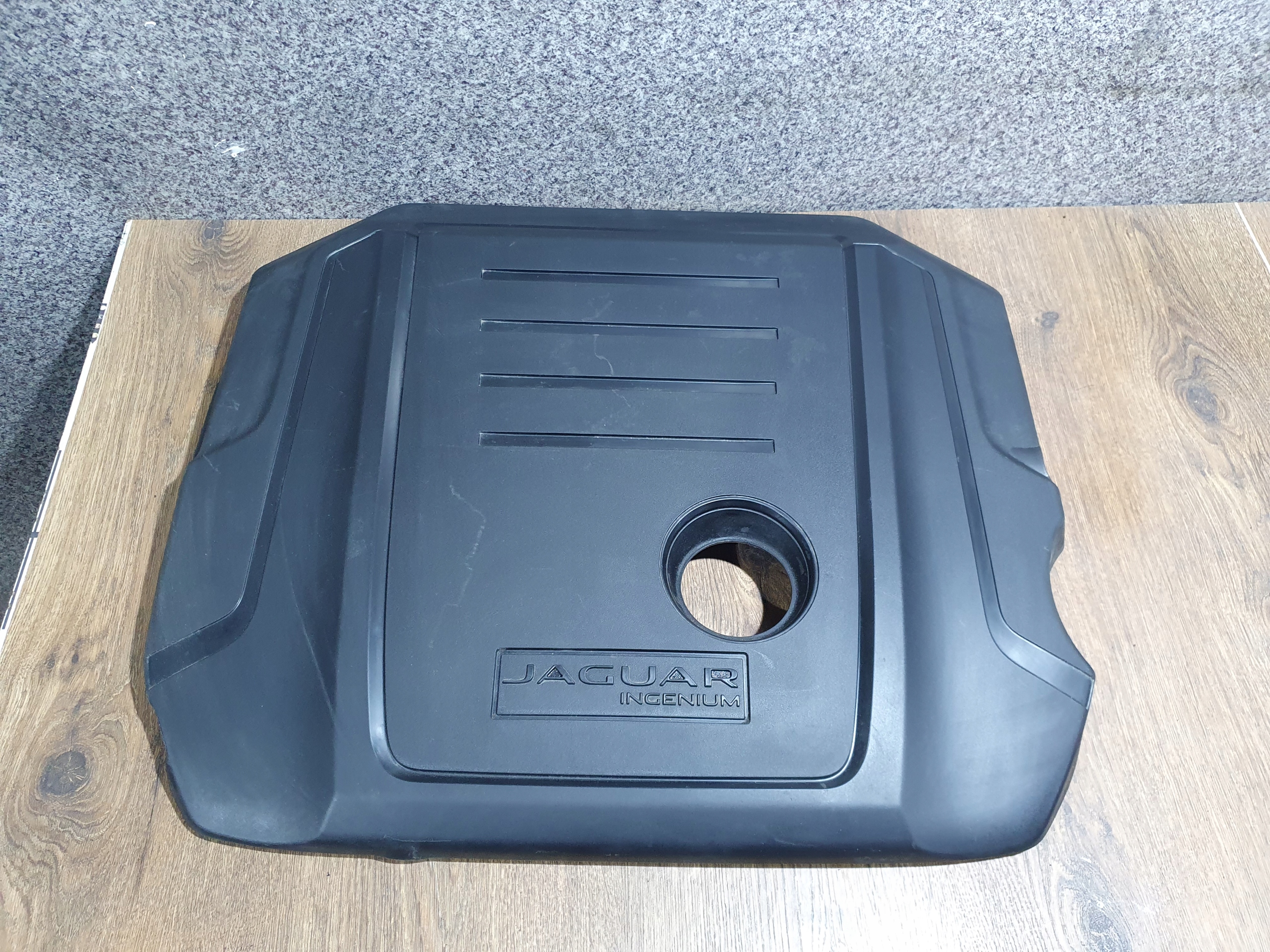 GX73-6A949-A - КРЫШКА ДВИГАТЕЛЯ JAGUAR F PACE