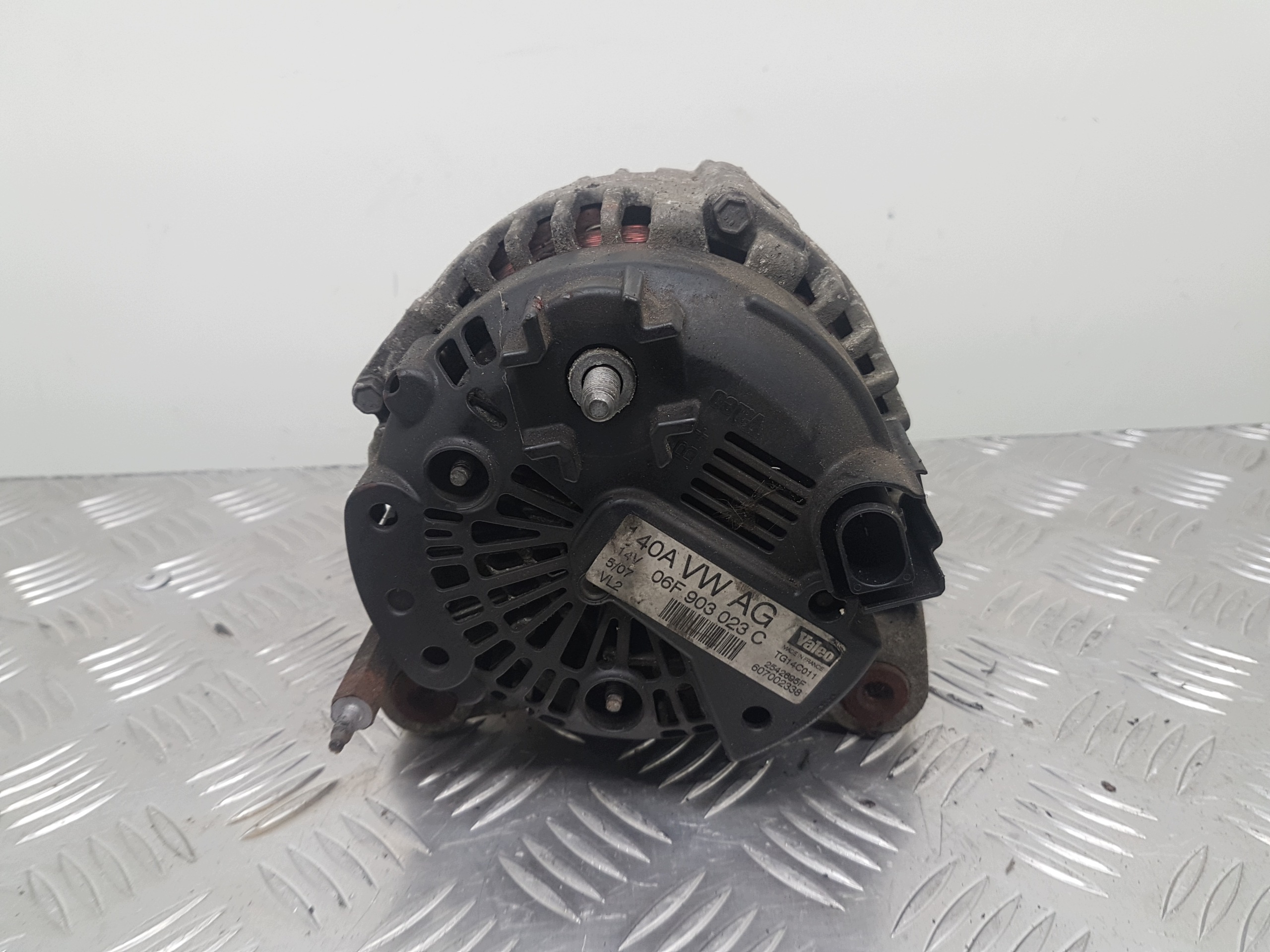 generátor VOLKSWAGEN GOLF 5 06F903023C