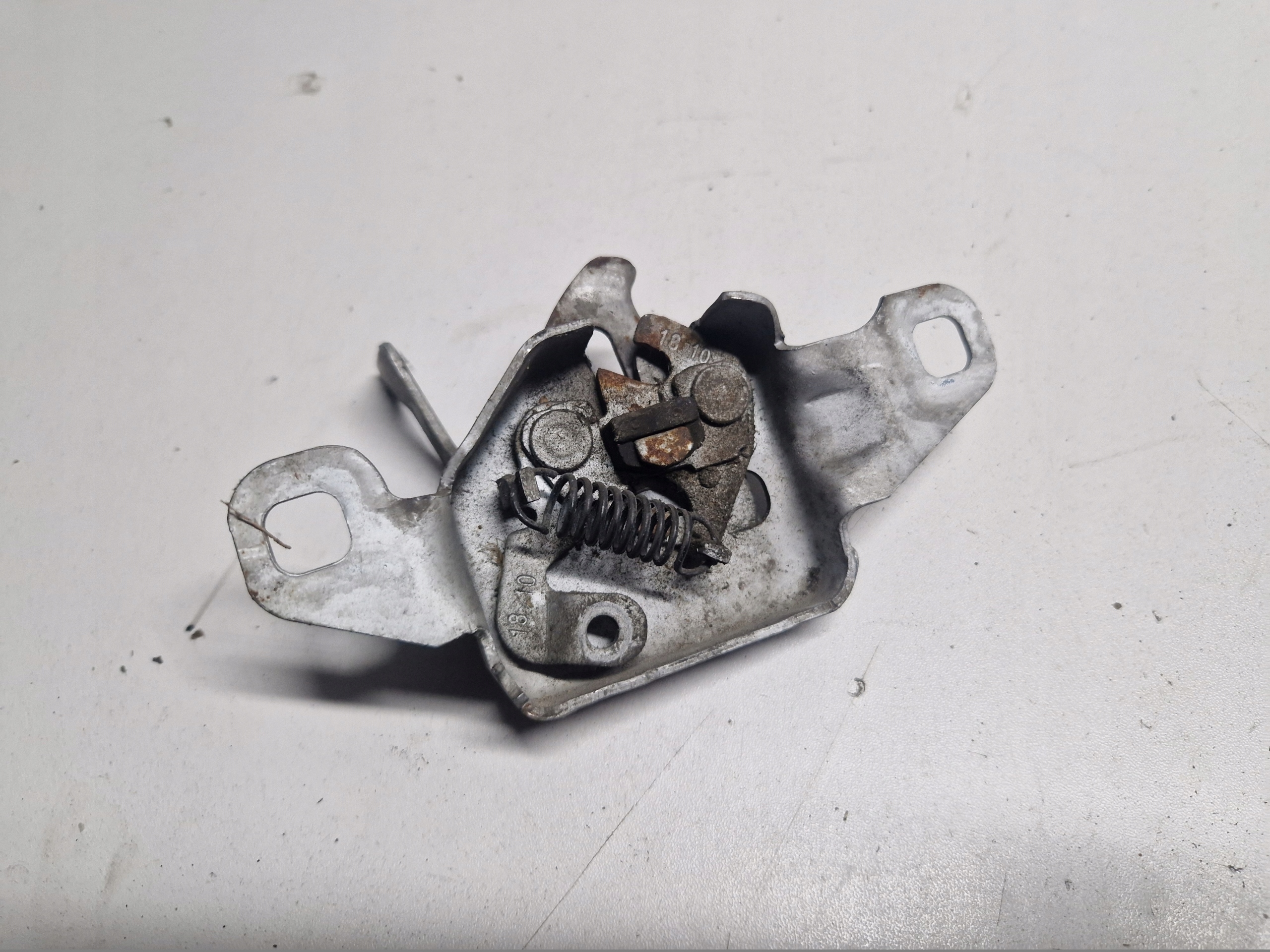 DASIA SANDERO and RYGIEL bonnet latch lock