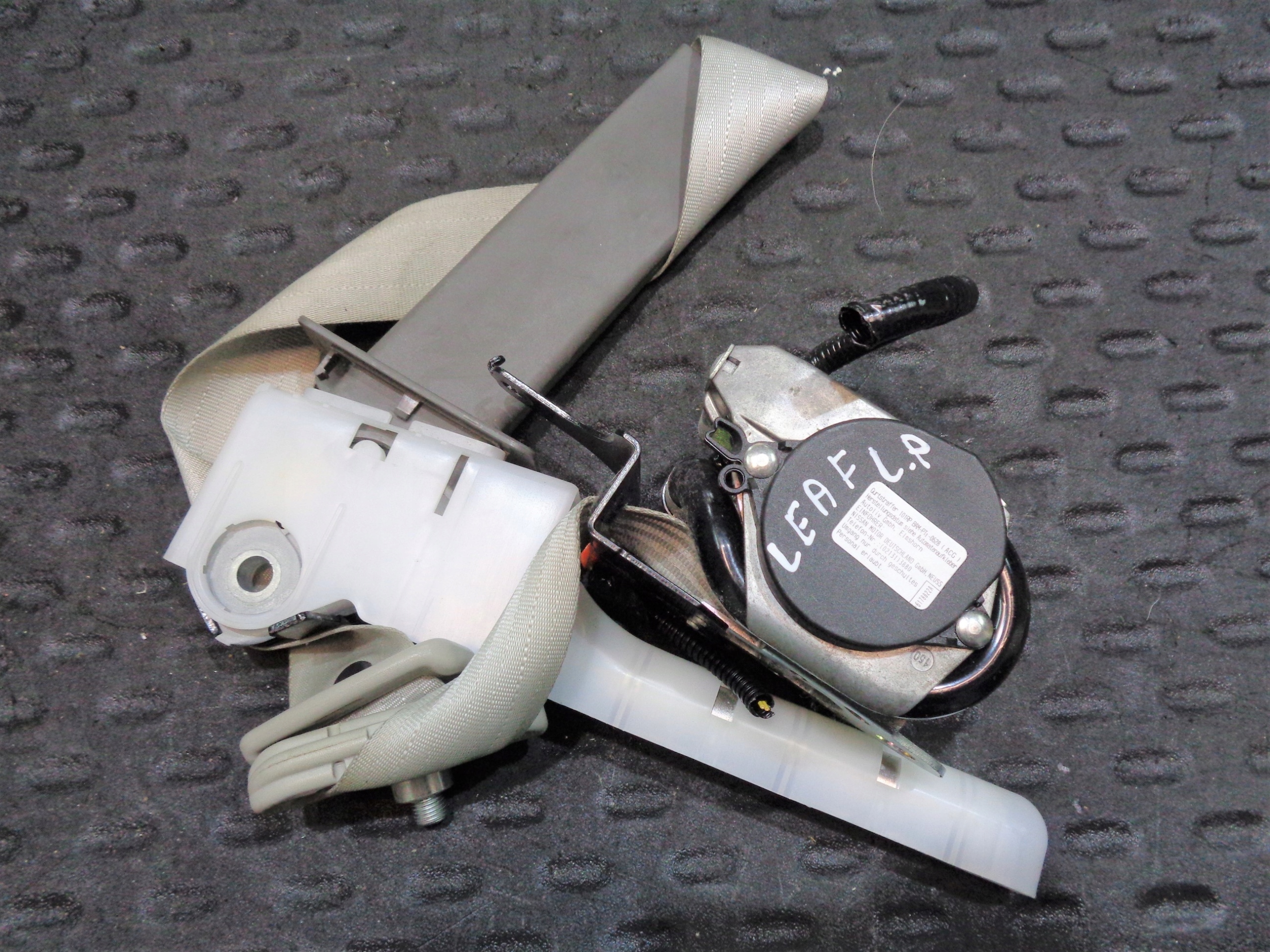 PAS PRZOD NAPINACZ DOPINACZ LEWY NISSAN LEAF I ZE0 620721600A