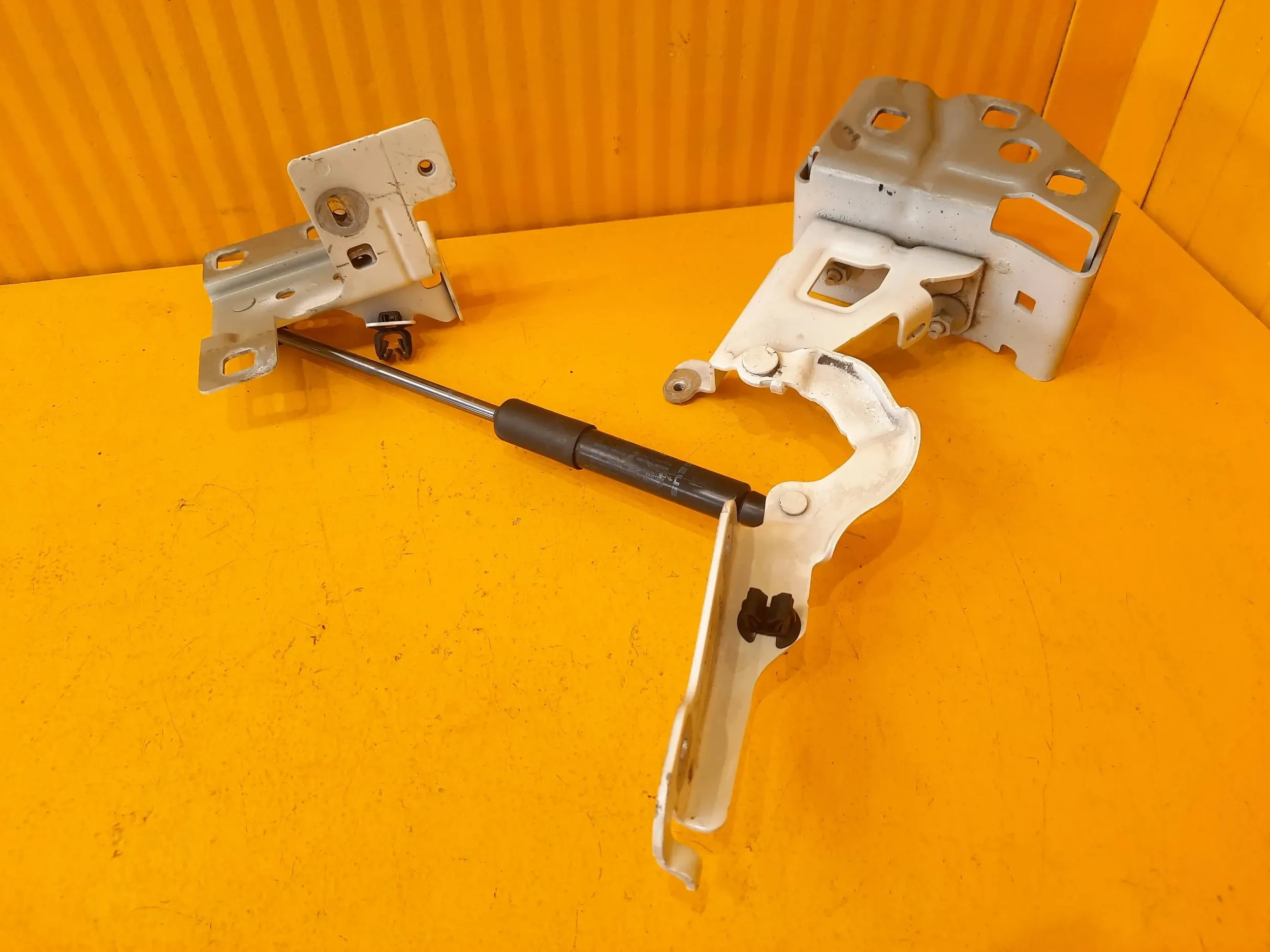 Renault Trafic III ZAWIAS MASKI PRAWY 6540C4002R Producent części Renault OE