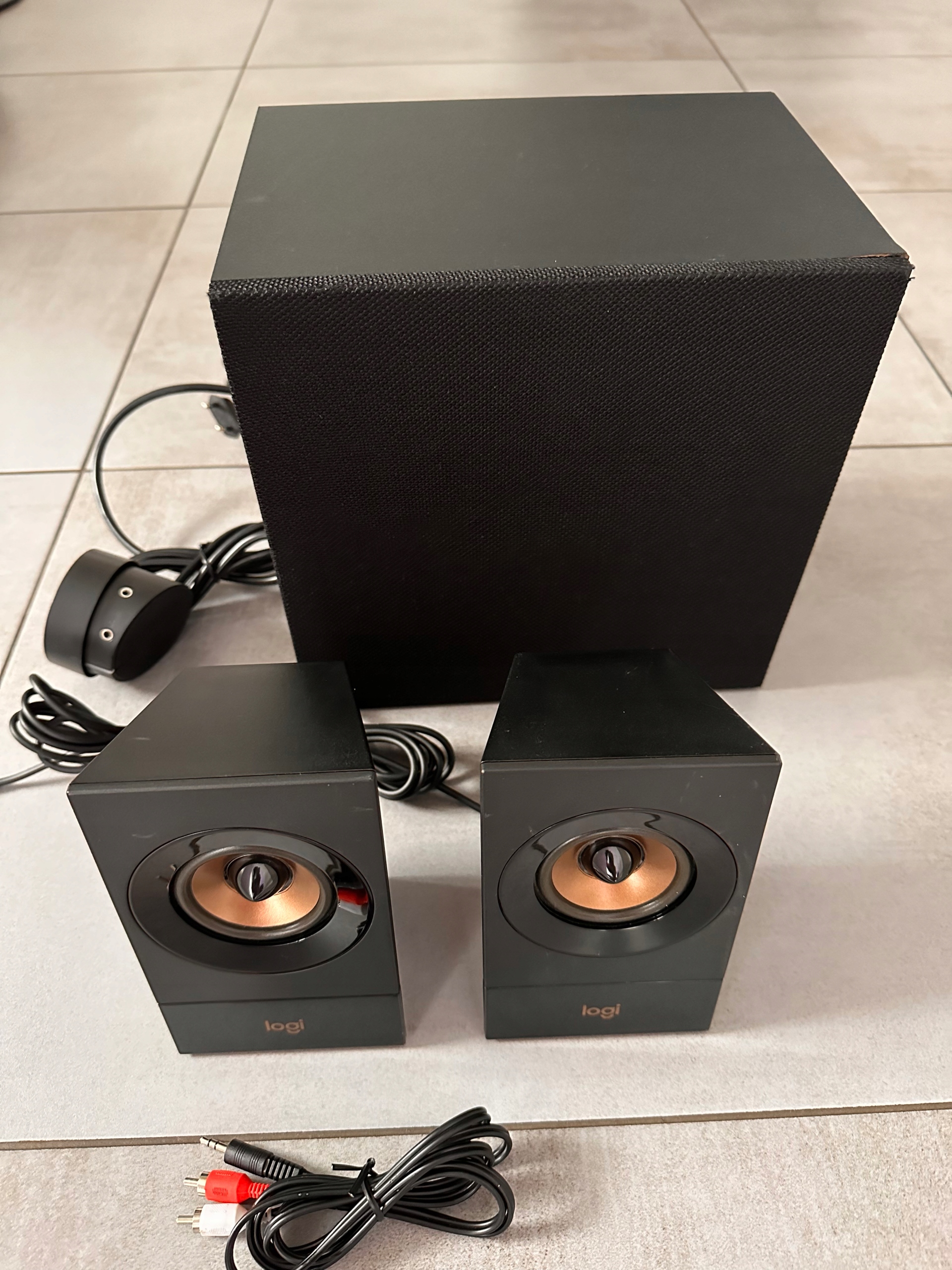 LOGITECH Z533 2.1 60W RMS ZESTAW GŁOŚNIKÓW Z SUBEM Model Z533