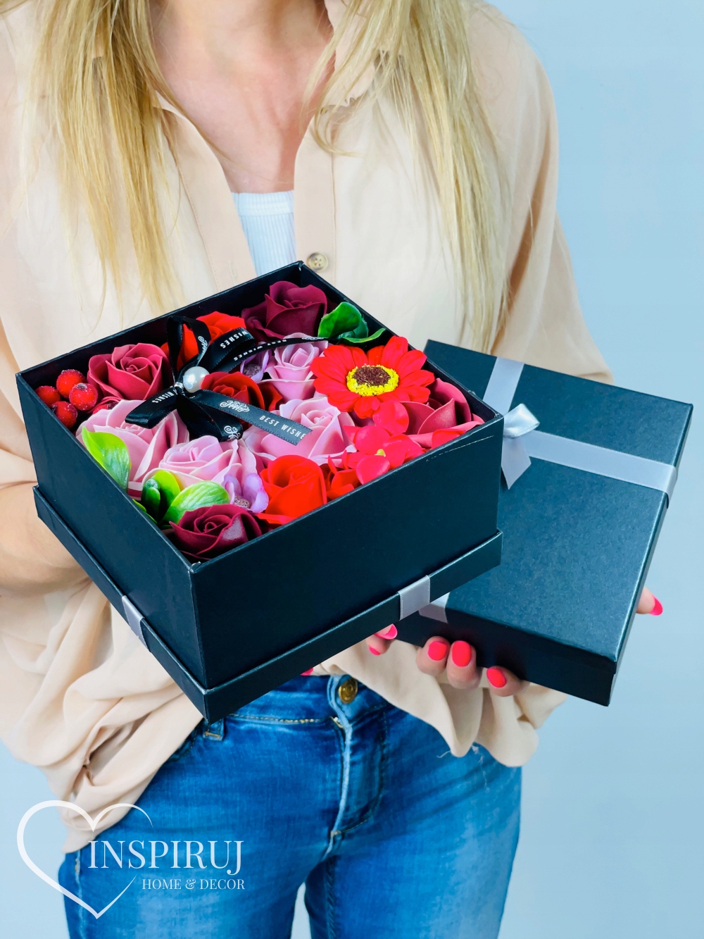 FLOWERBOX Z KWIATAMI MYDLANYMI PREZENT PUDEŁKO UPOMINEK KWIATY RÓŻE MYDLANE Kolor czerwony