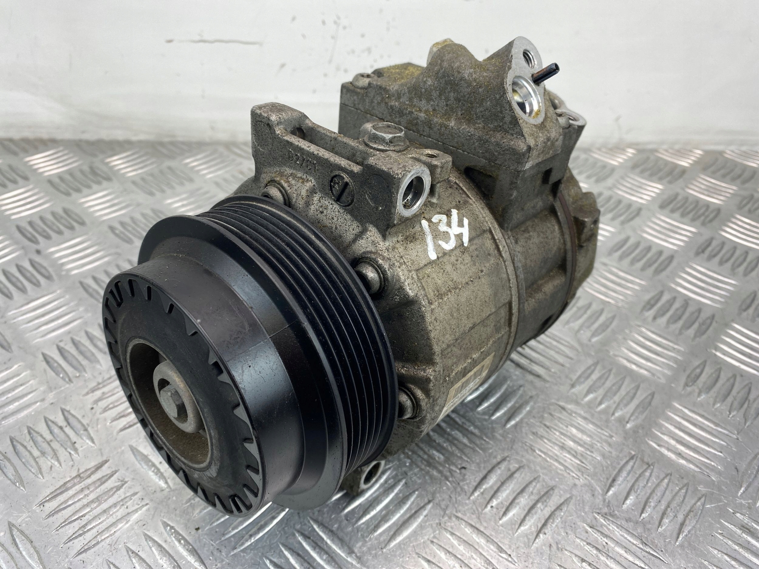 Mercedes E200 W212 1.8 CGI compressor; compressor of the air conditioning A0022304511