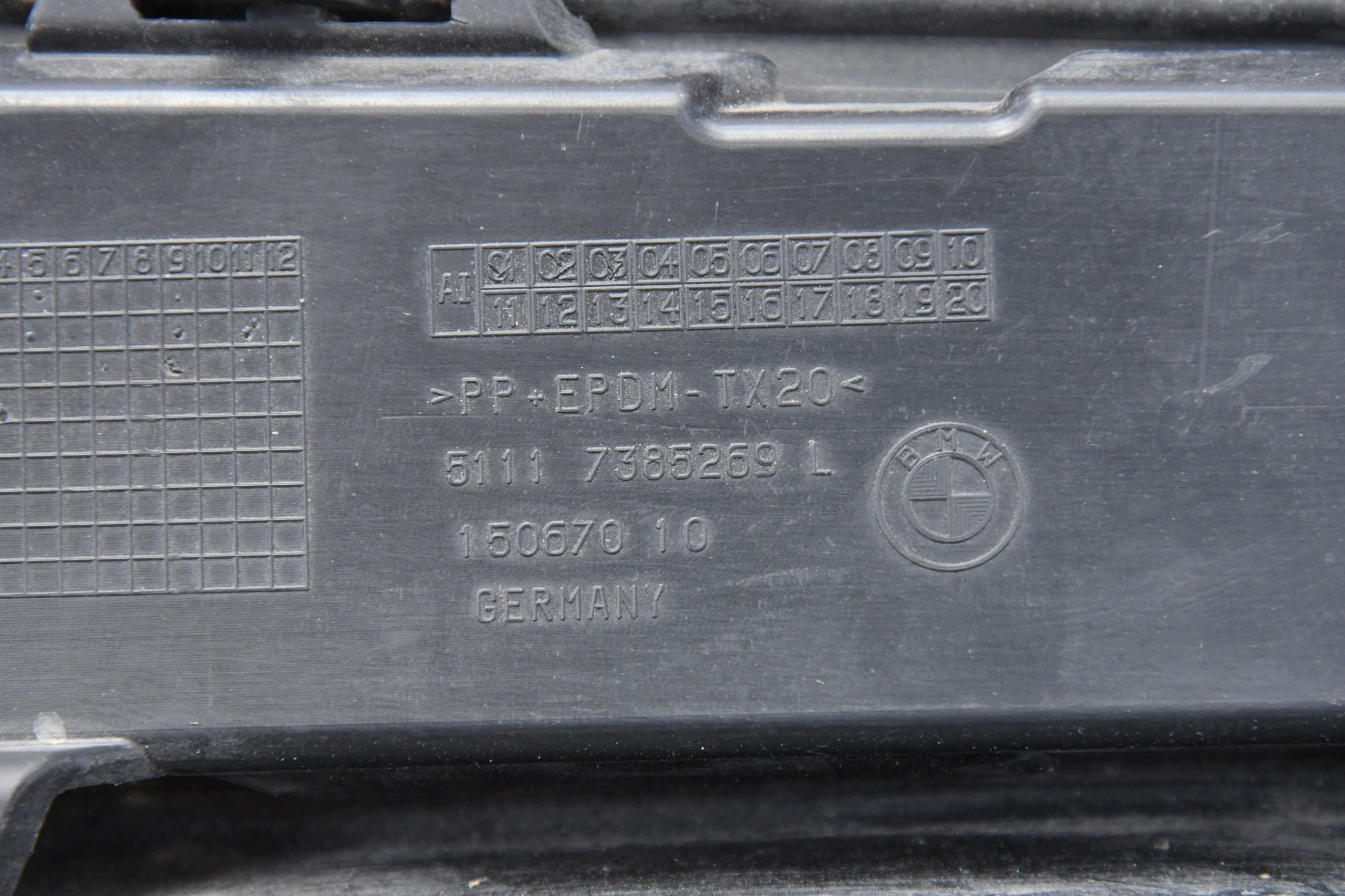 grid of a bumper left bumper BMW 5 G30 G31 7385269