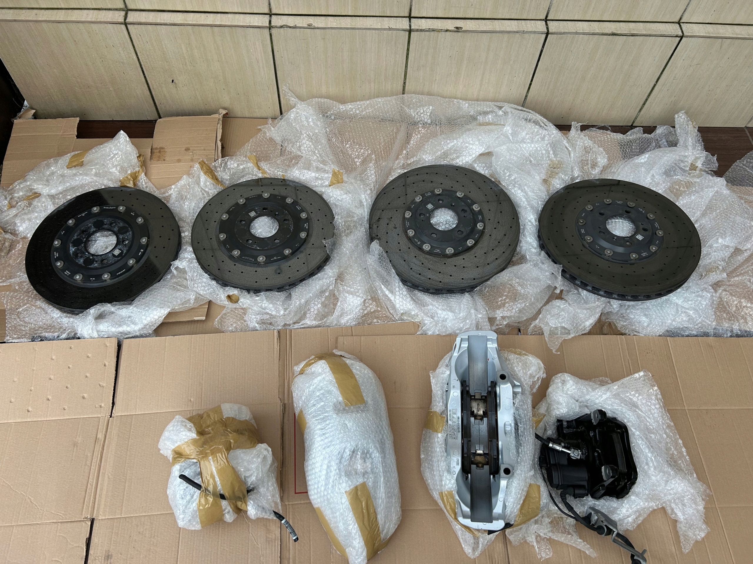 kotuče Ceramiczne Ceramika třmeny+ plotýnky Lamborghini Urus 4ML 4M0