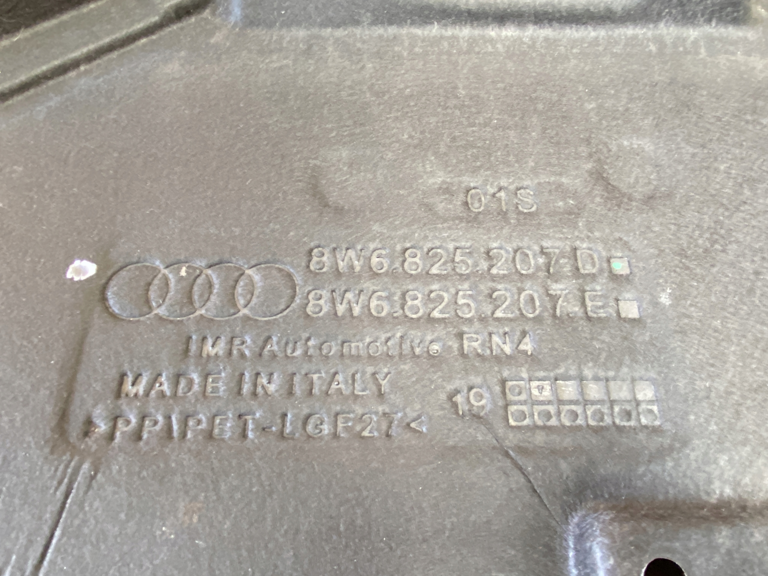 AUDI A5 8W cover chassis left 8W6825207D
