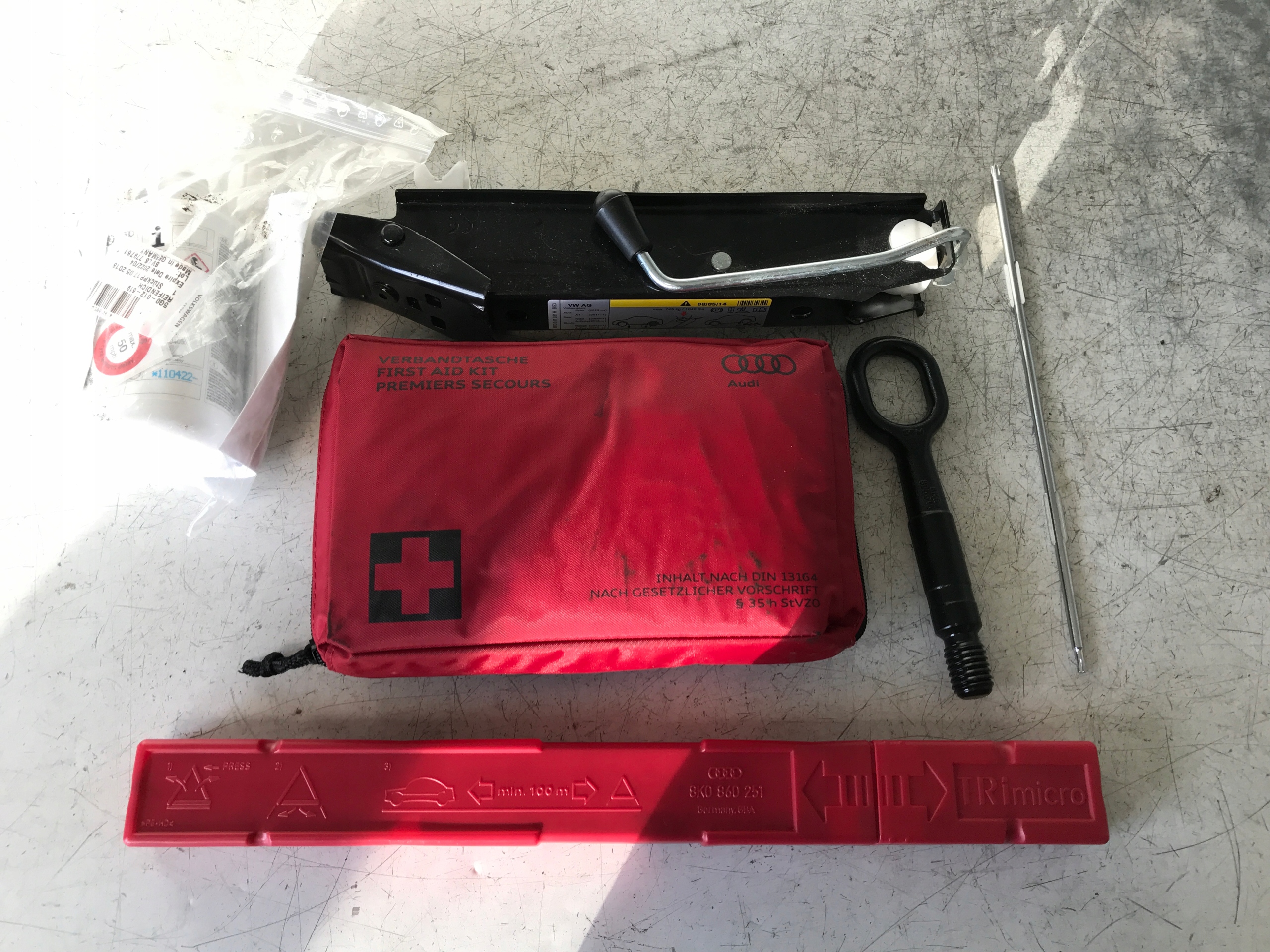 ZESTAW LEWAREK APTECZKA TRÓJKĄT UCHO AUDI A1 8X