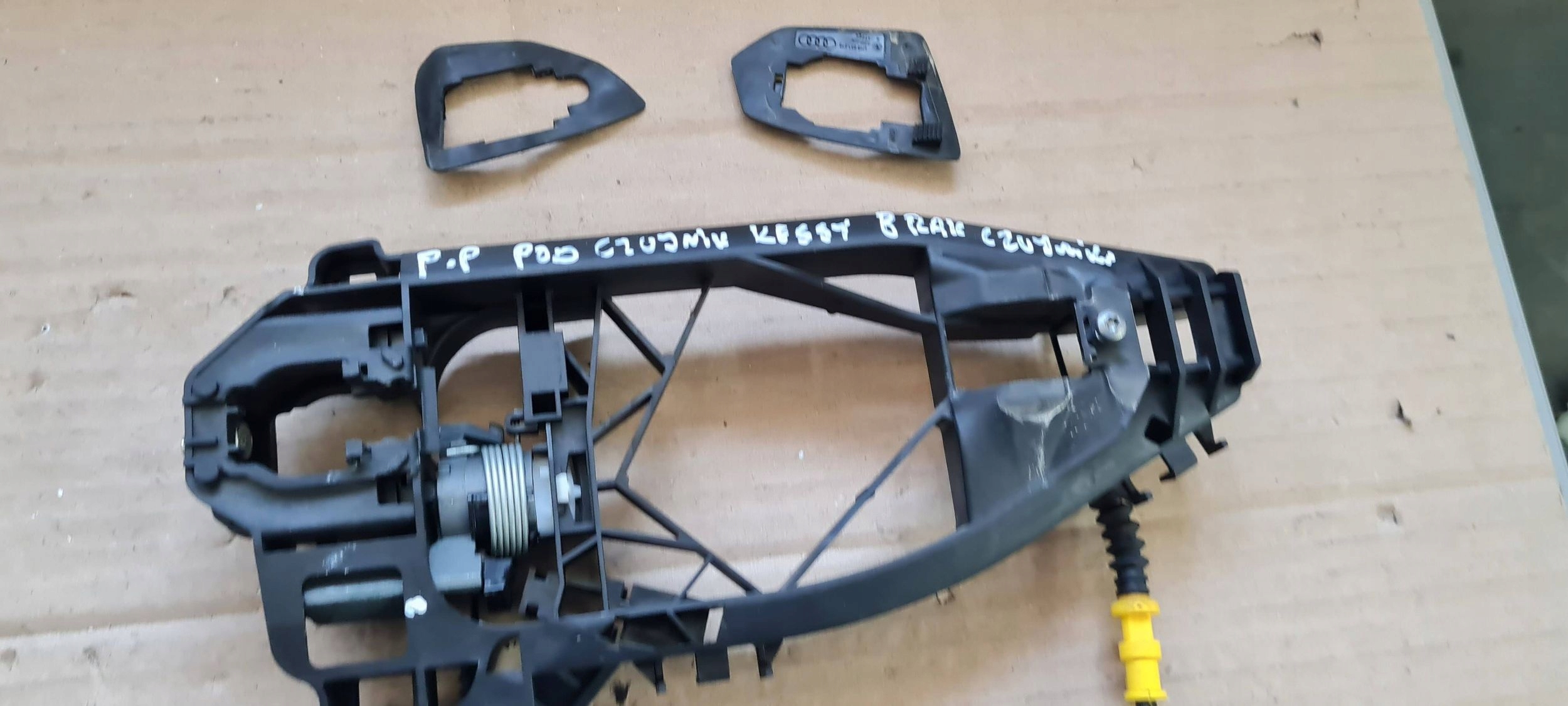 SQ8 4M RSQ8 Q8 handle door right front below KEYLESS support LS9R 4M8837206B