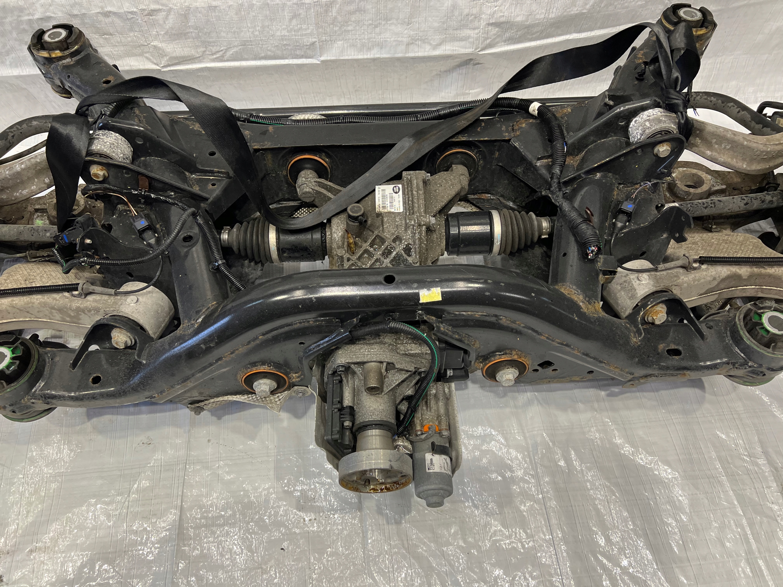 JAGUAR E-PACE BELKA ZAWIESZENIE OŚ TYŁ TYLNA KPL Producent części Jaguar OE