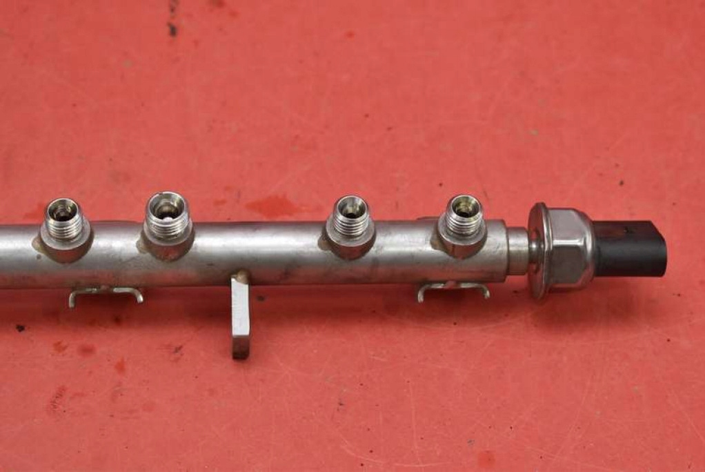 Rampe injection 7562474 BMW E90 E91 2.0i 143 KM 04-10