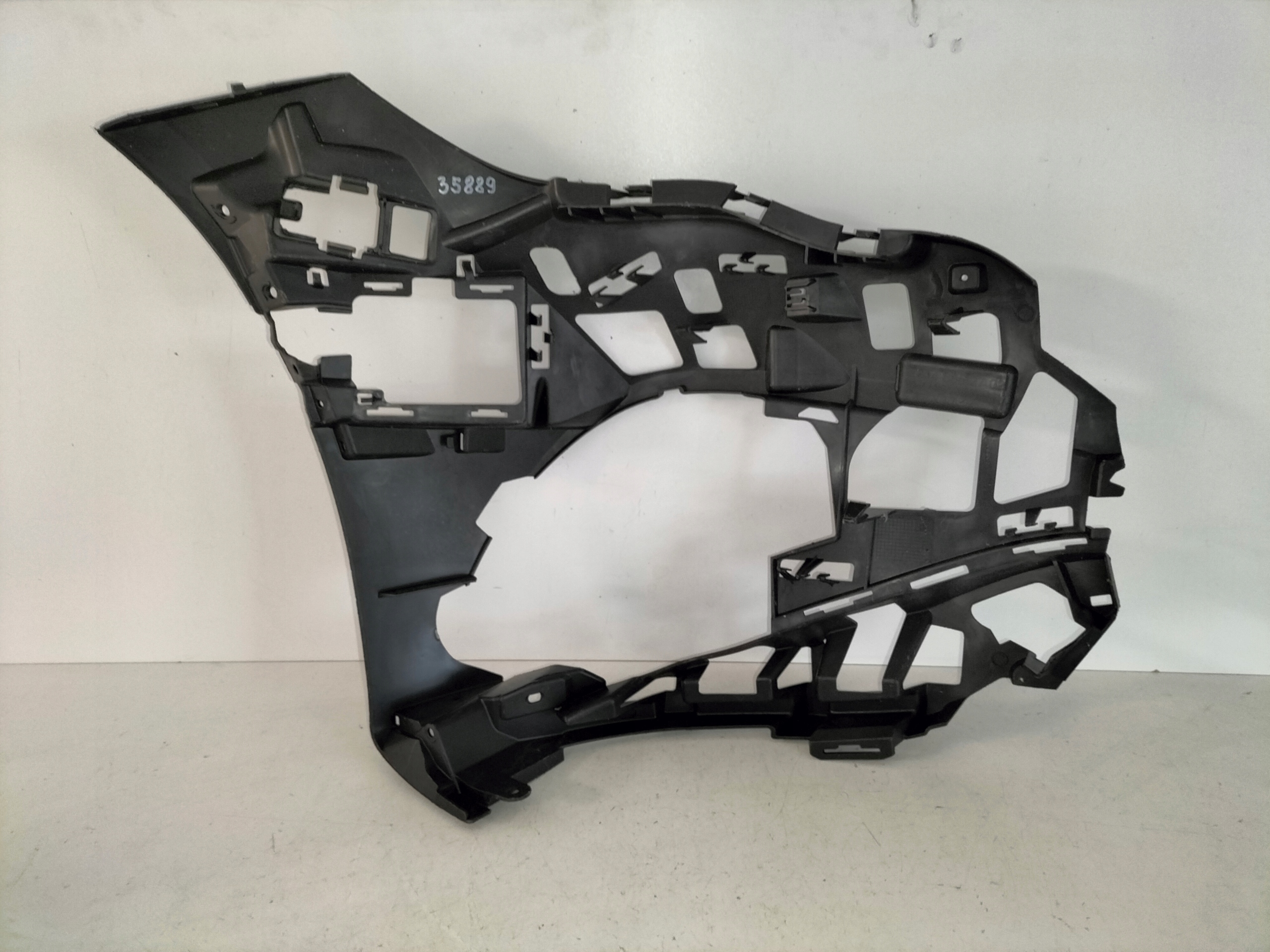 support holder of a bumper front left MERCEDES E KLASA W214 22- AMG GT