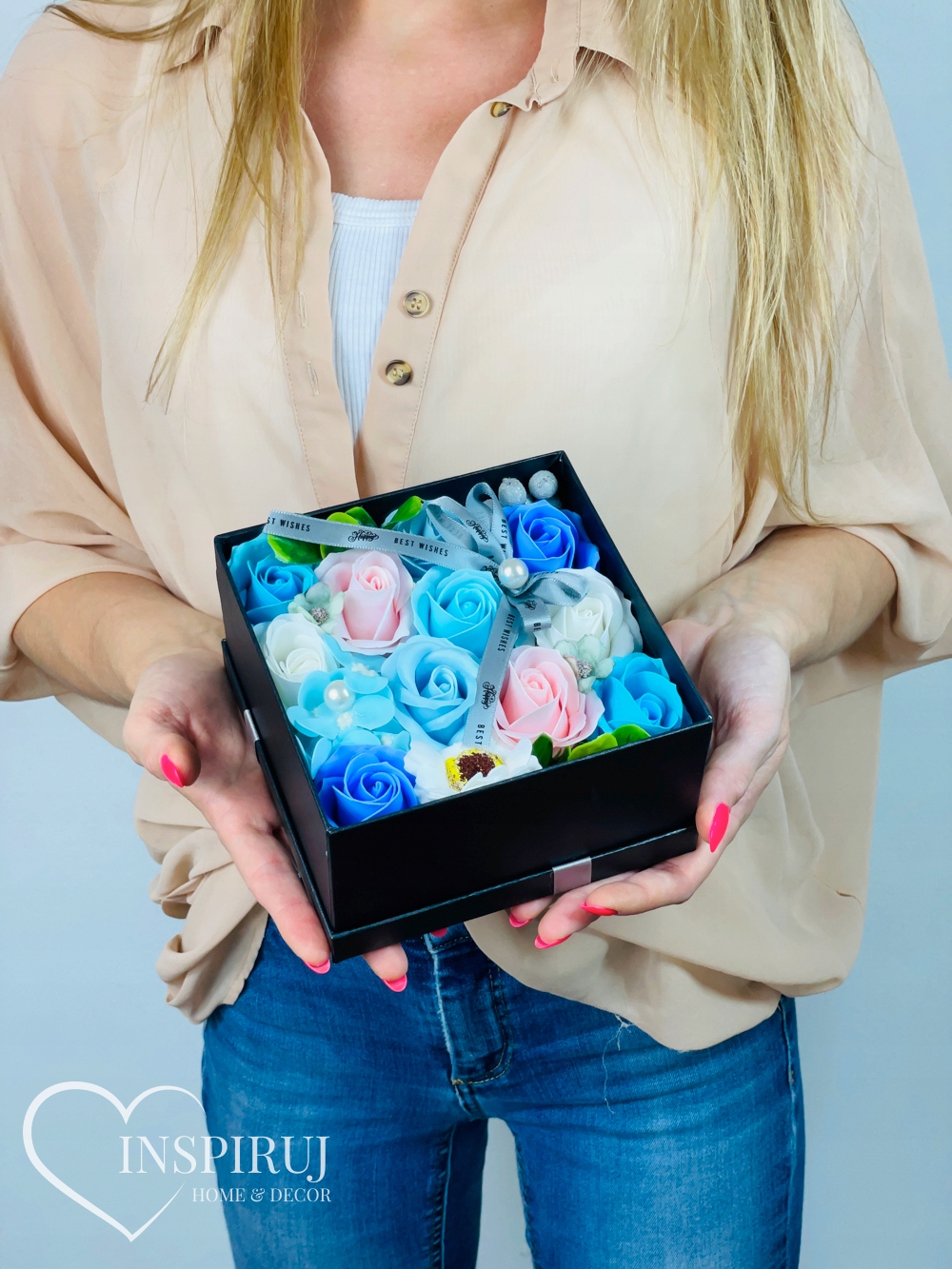 FLOWERBOX Z KWIATAMI MYDLANYMI PREZENT UPOMINEK WIECZNE RÓŻE MYDLANE KWIATY Wysokość produktu 15 cm