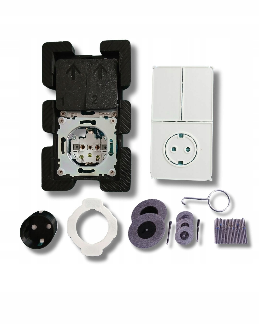 Skrytá zásuvka a dvojitý naddoskový spínač do kuchyne pre tmavé dlaždice