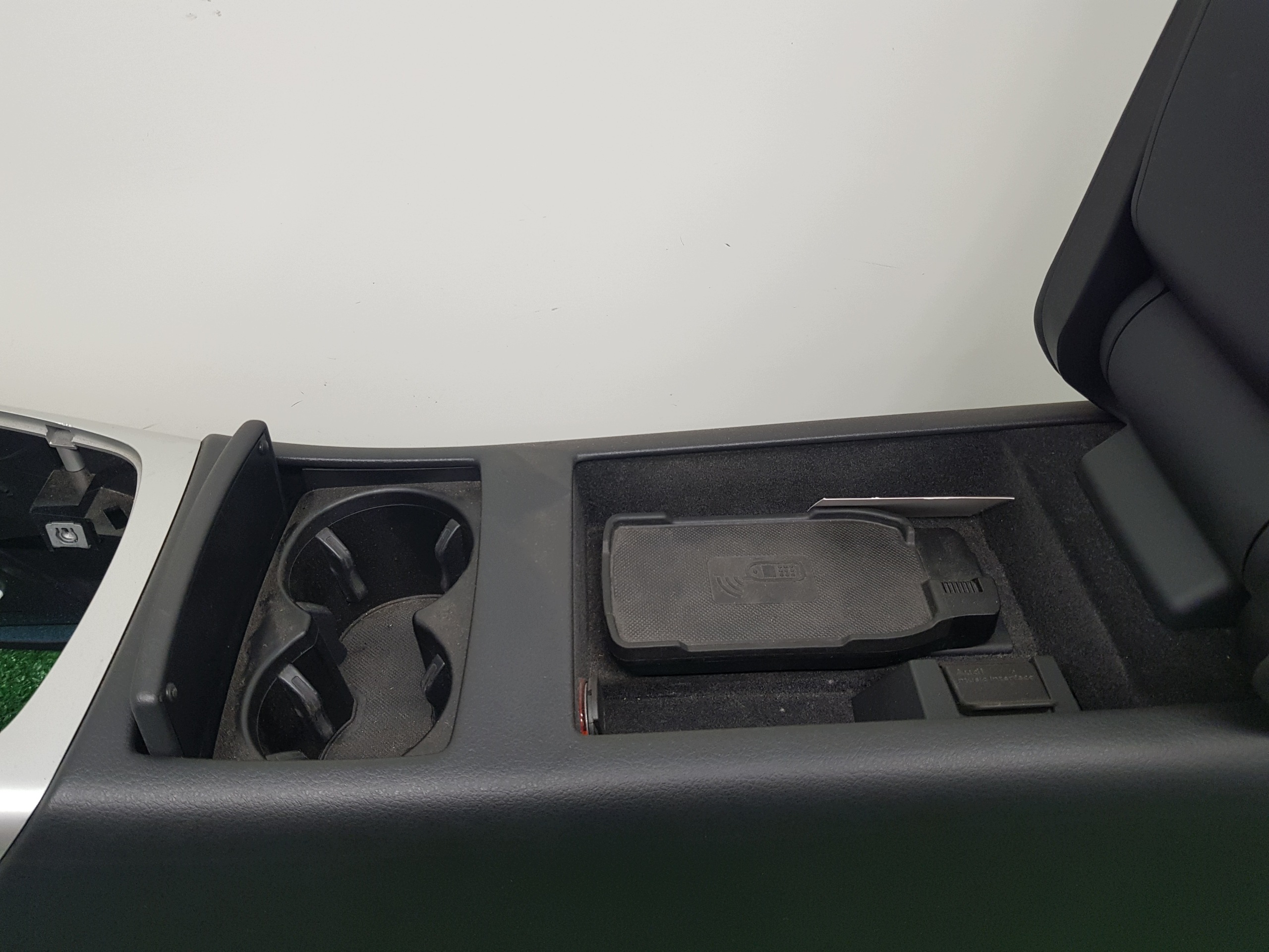 TUNEL central armrest CUPHOLDER AUDI A6-C7 2013 STAN as new