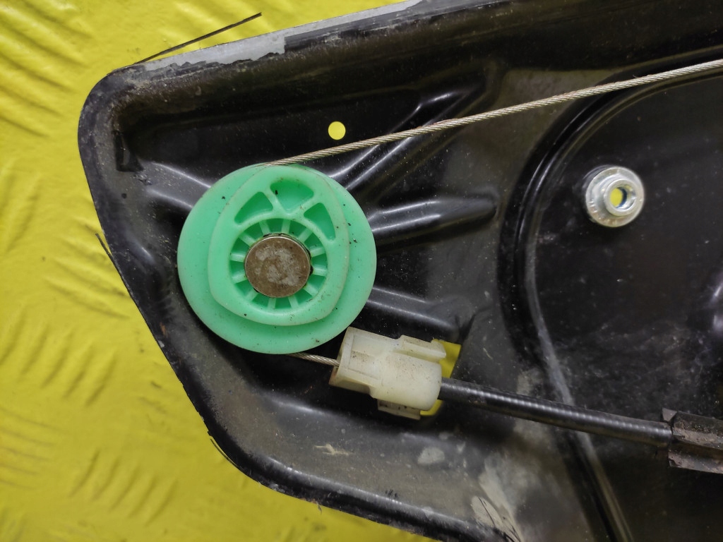 LAND ROVER DISCOVERY III window regulator left front 994731