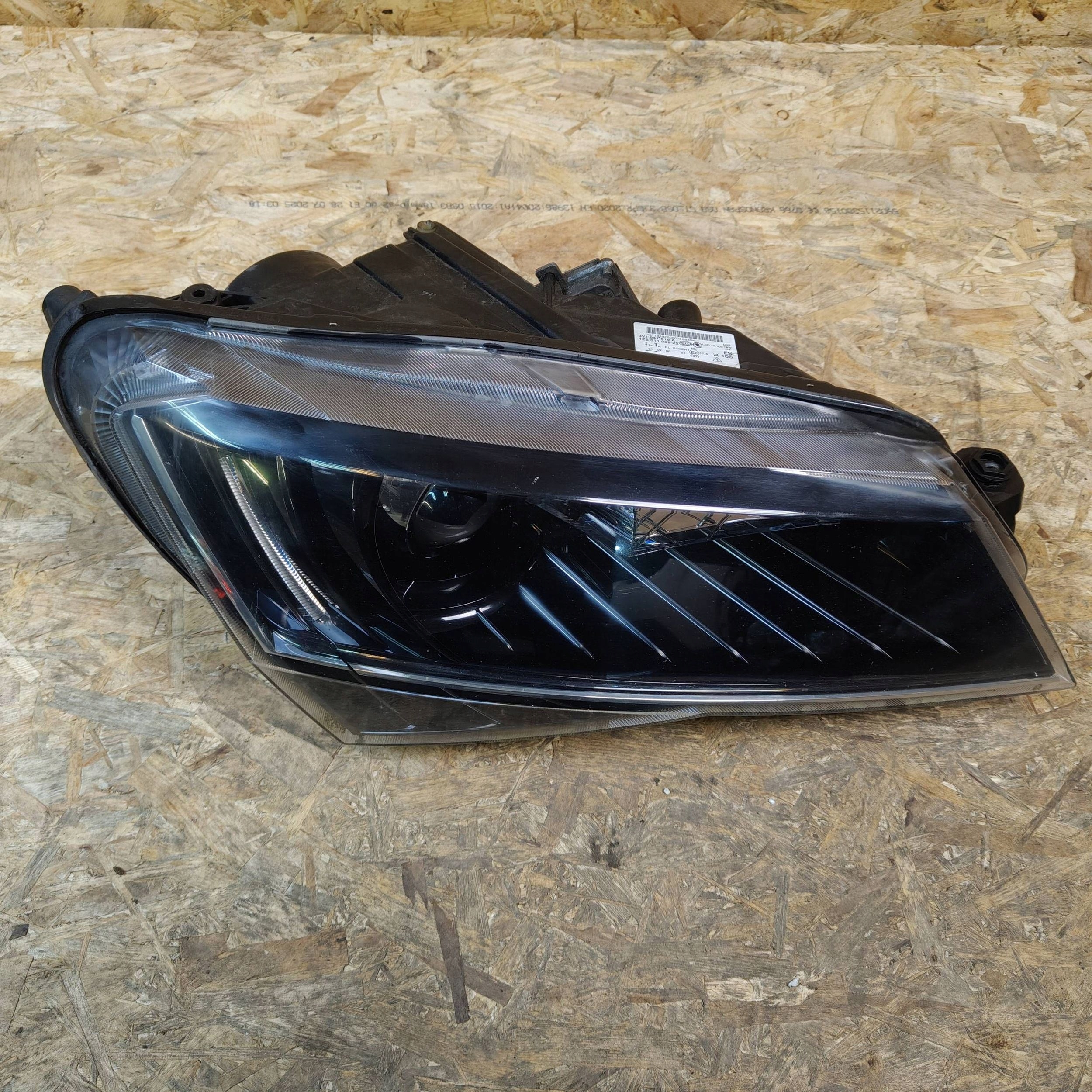 Reflektor front side right Skoda Superb B8 Xenon positioning (3V) 3V1941016A