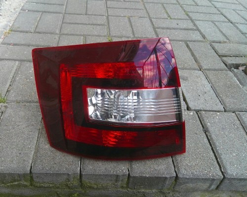 SKODA RAPID SPACEBACK LEWA TYLNA LAMPA CIEMNA ORYGINAŁ 5JJ945095A