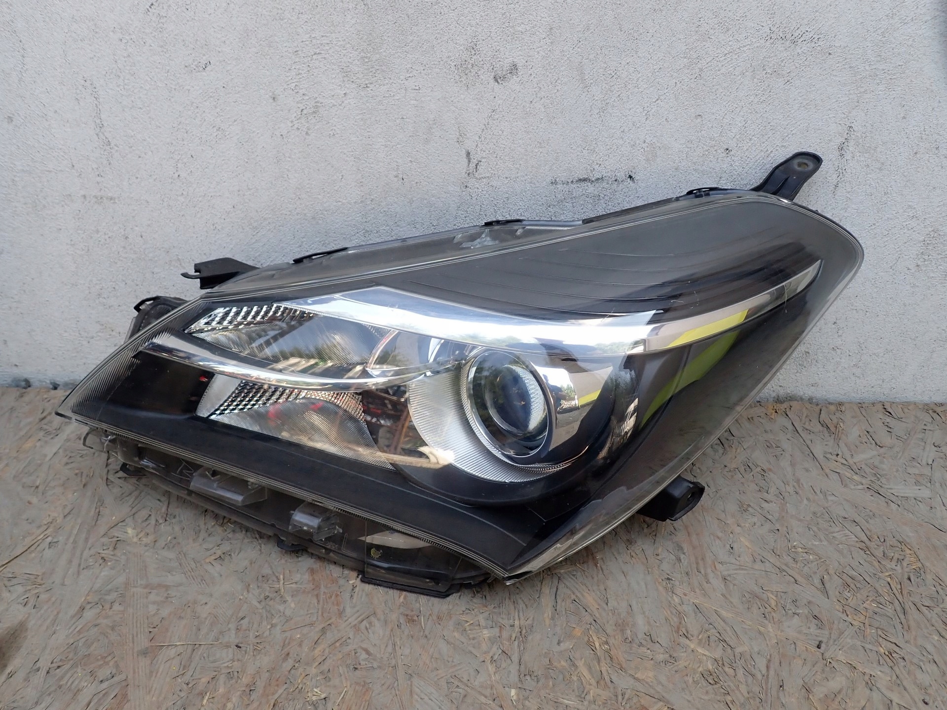light left REFLEKTOR TOYOTA YARIS 3 III P13 LIFT 2014-2017R