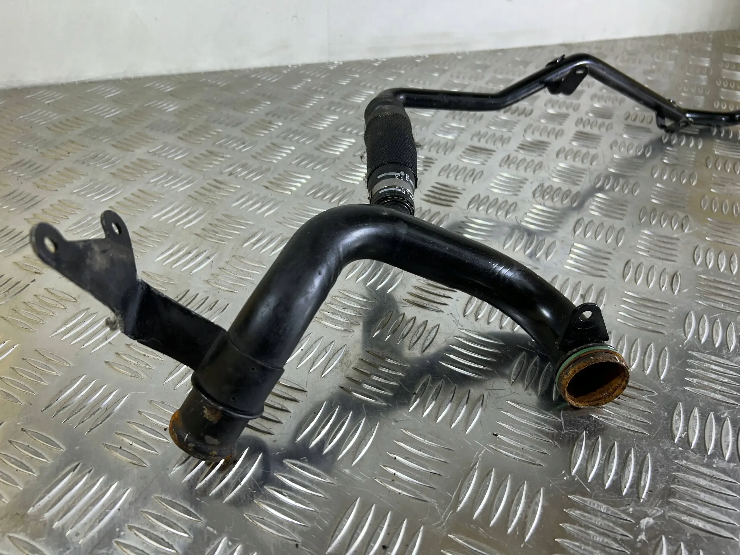 vedení chladiče vody Audi Q7 4L 2008 059121507L
