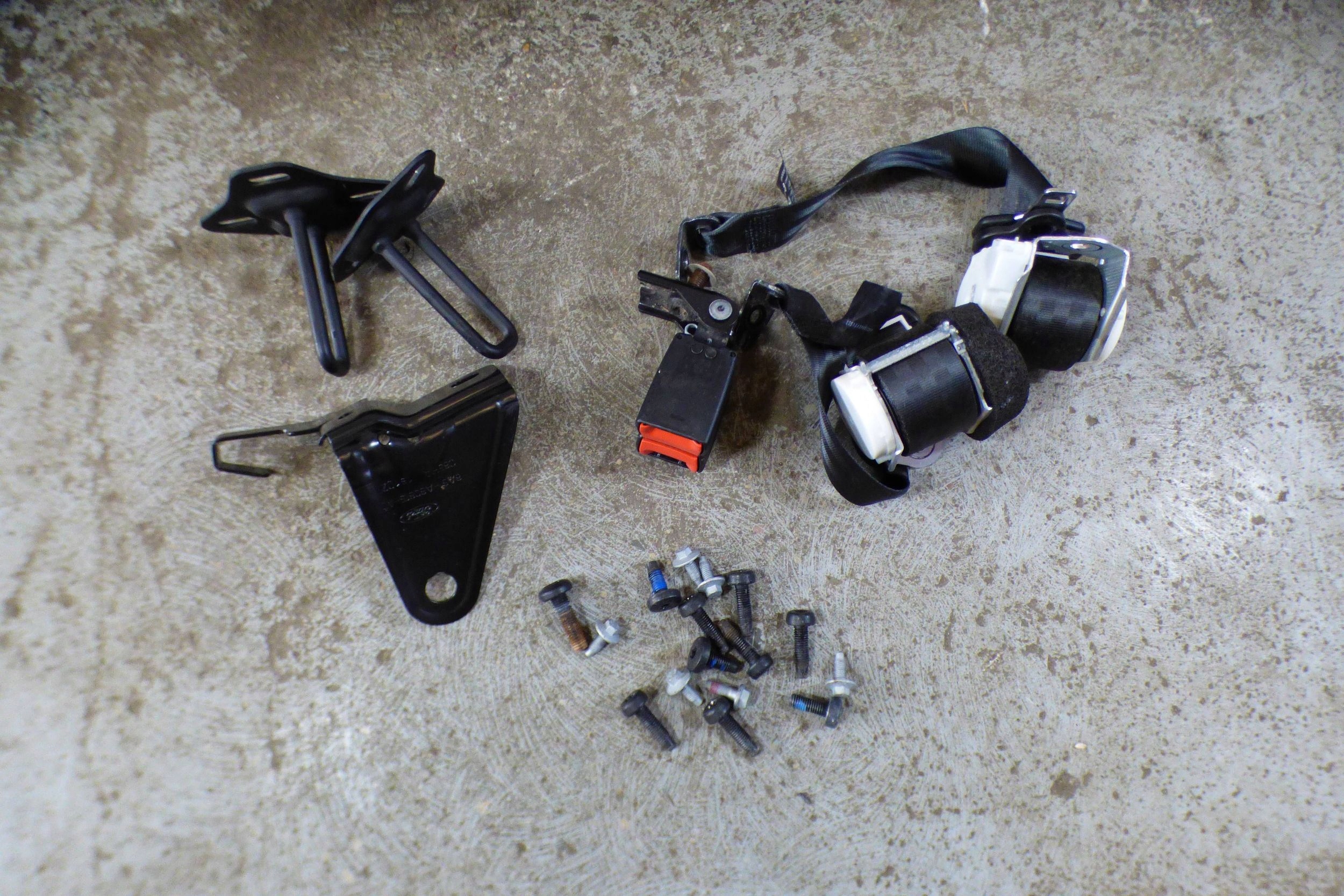 Ford Fiesta MK7 Sitz Gurten zapinki heck komplet