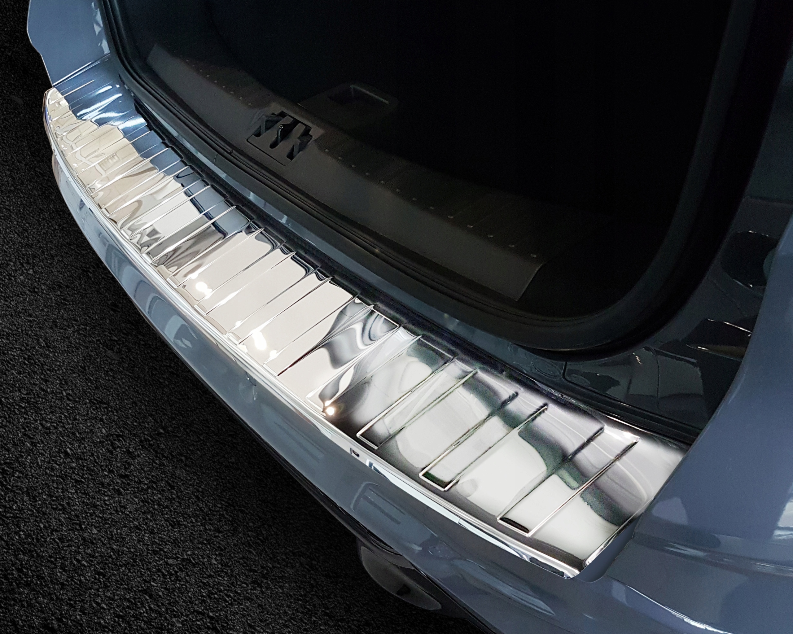 LISTWA NAKLADKA NA ZDERZAK FORD KUGA II 2013 Installation side Rear