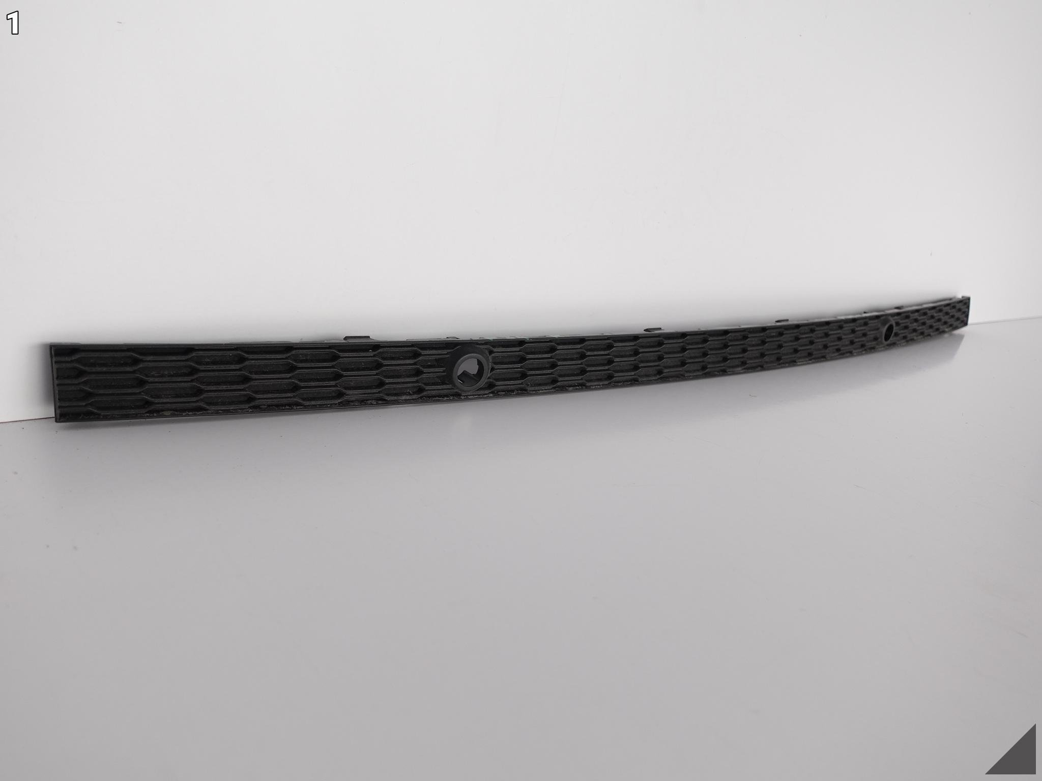AUDI Q8 4M8 S-LINE bumper moulding grid rear part