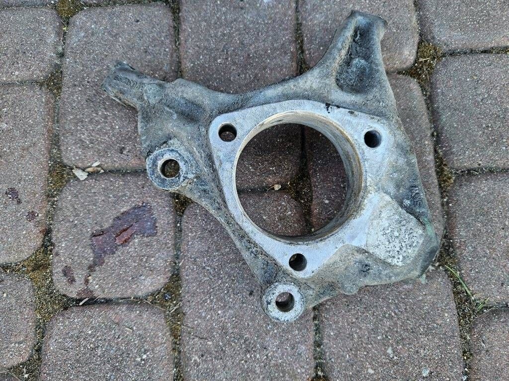otoč předek přední levá čepu Opel Astra K 39030299