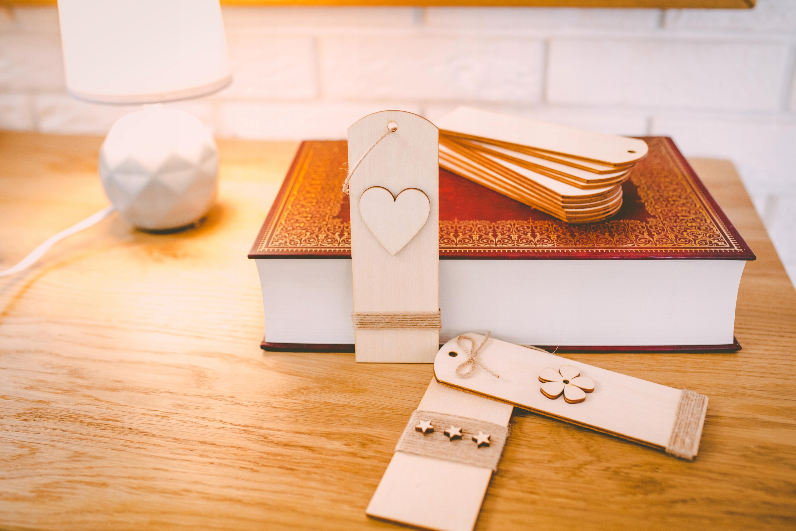 ZAKŁADKA DO KSIĄŻKI z koniem drewniana motyw KOŃ Głębokość produktu 0.3 cm