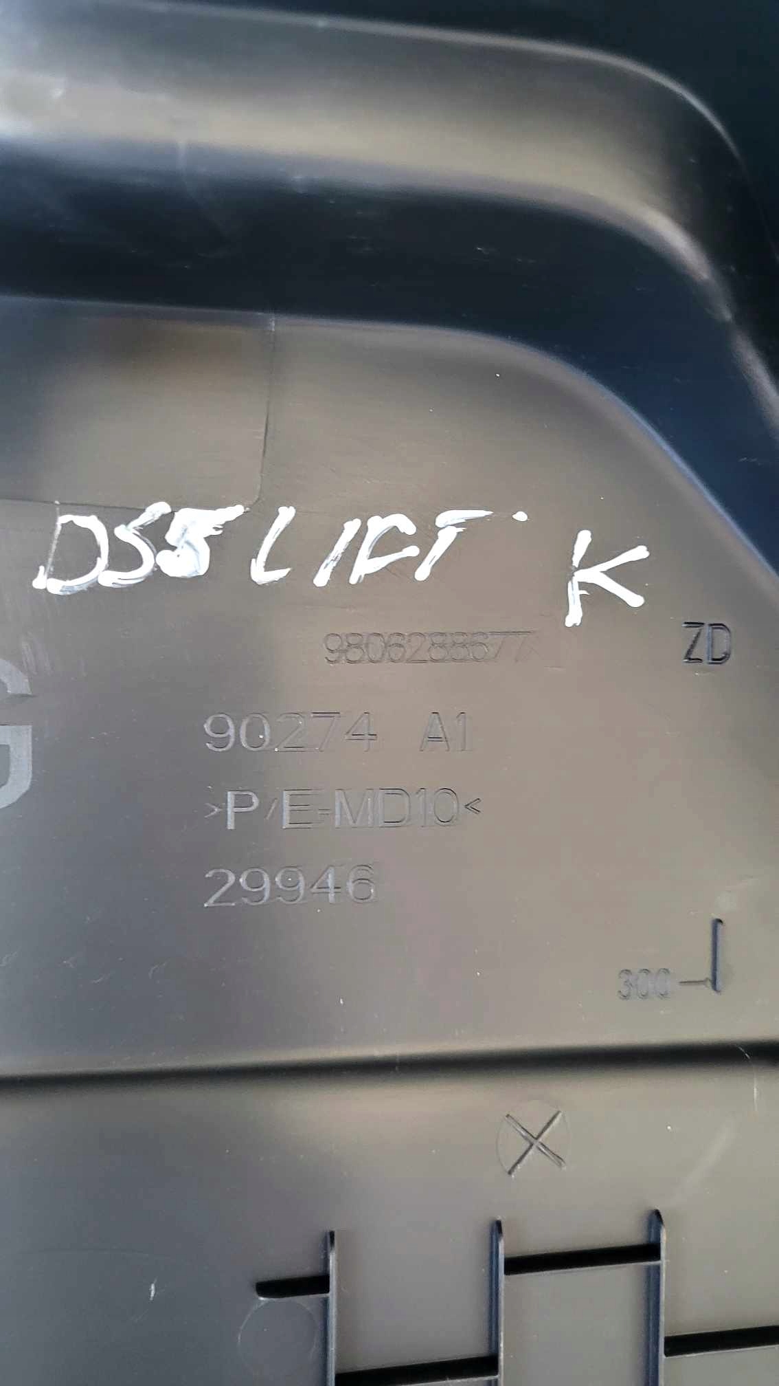 BOCZEK BAGAŻNIKA CITROEN DS5 LIFT 9806288677 Producent części Citroen OE