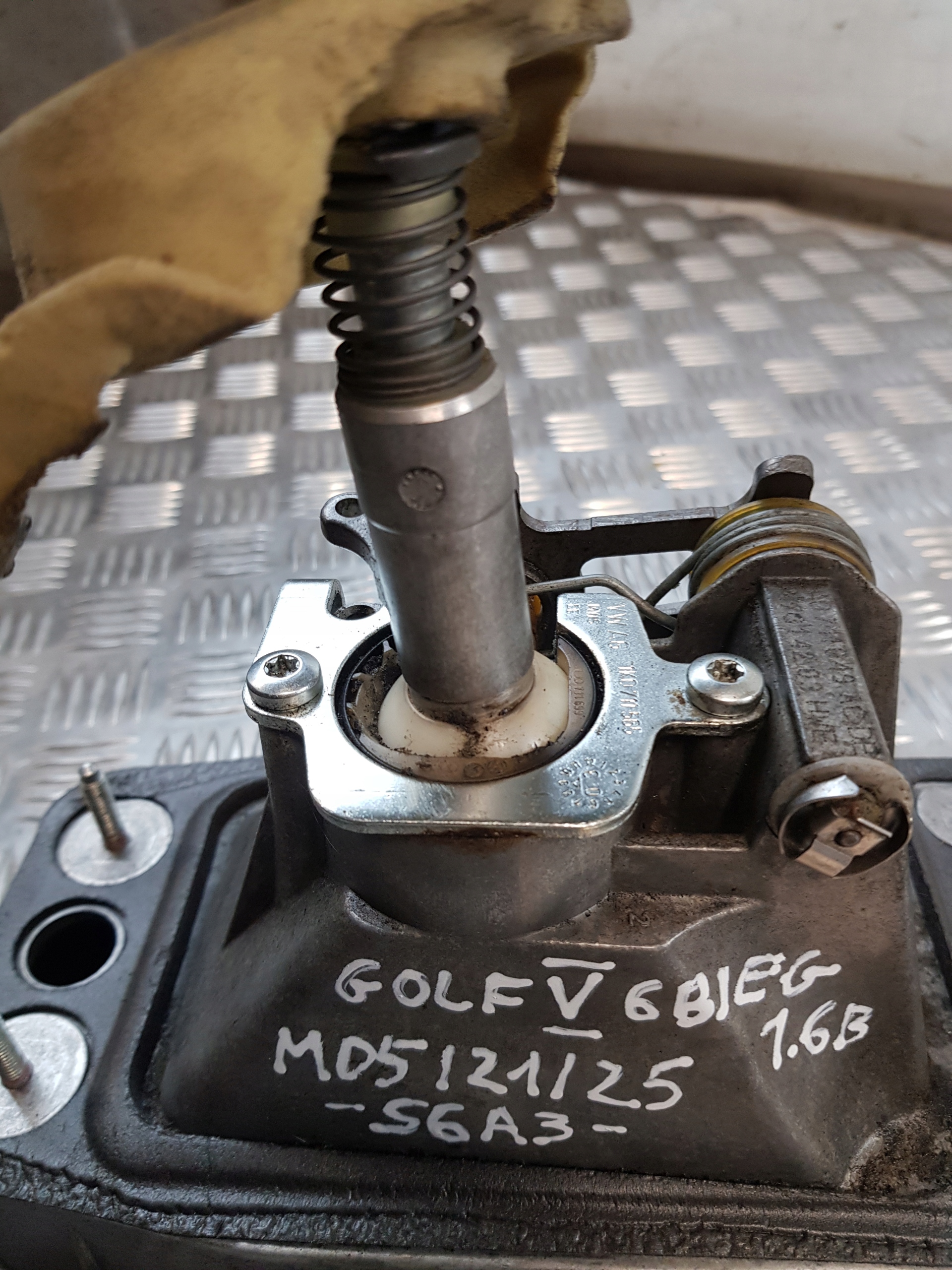 Mecanisme levier vitesse Levier de vitesse Engrenage GOLF V 1.6FSI 1K0711061A + Câble