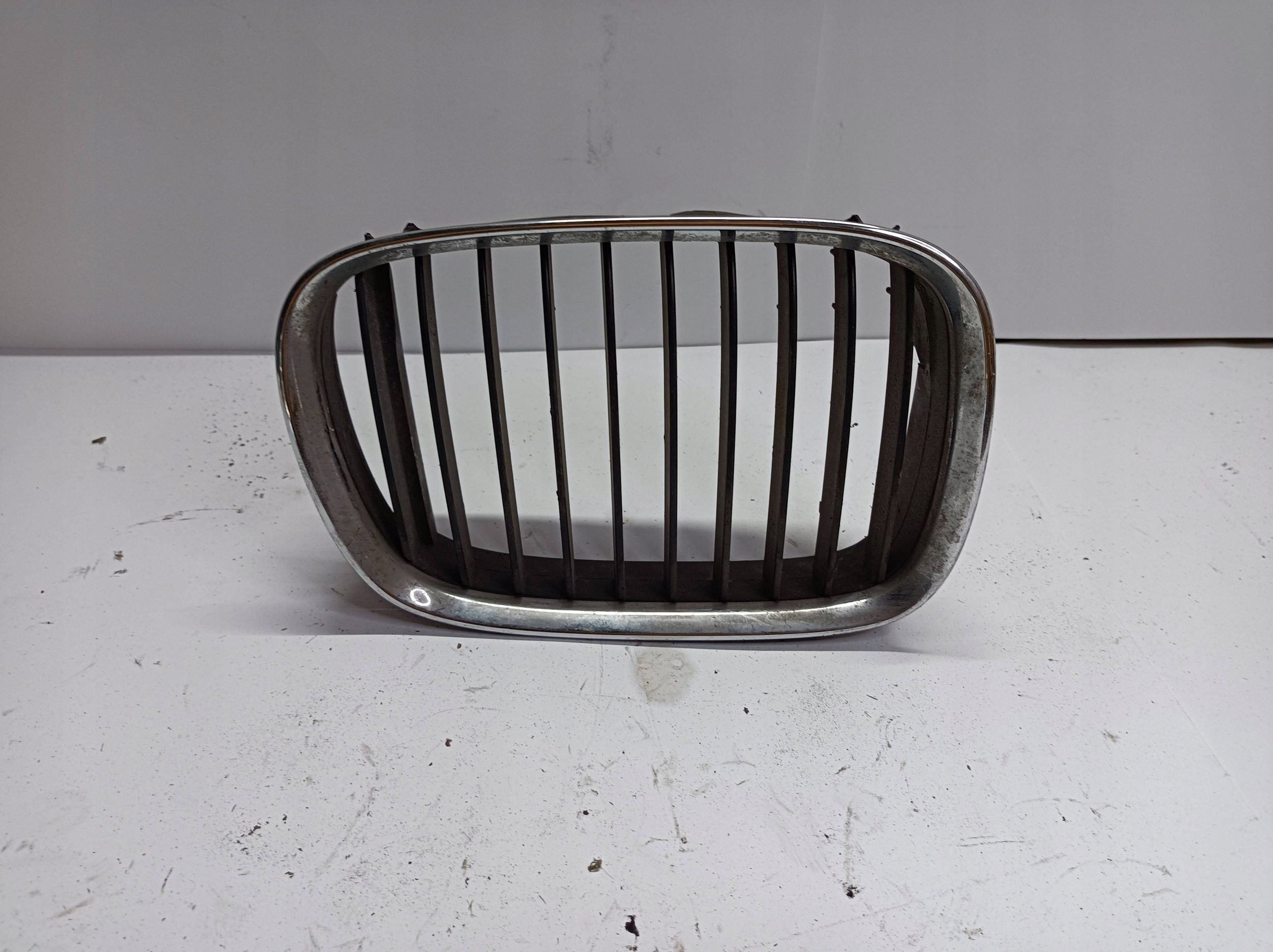 grille radiator (grill) BMW 5 E39 1997 8159314