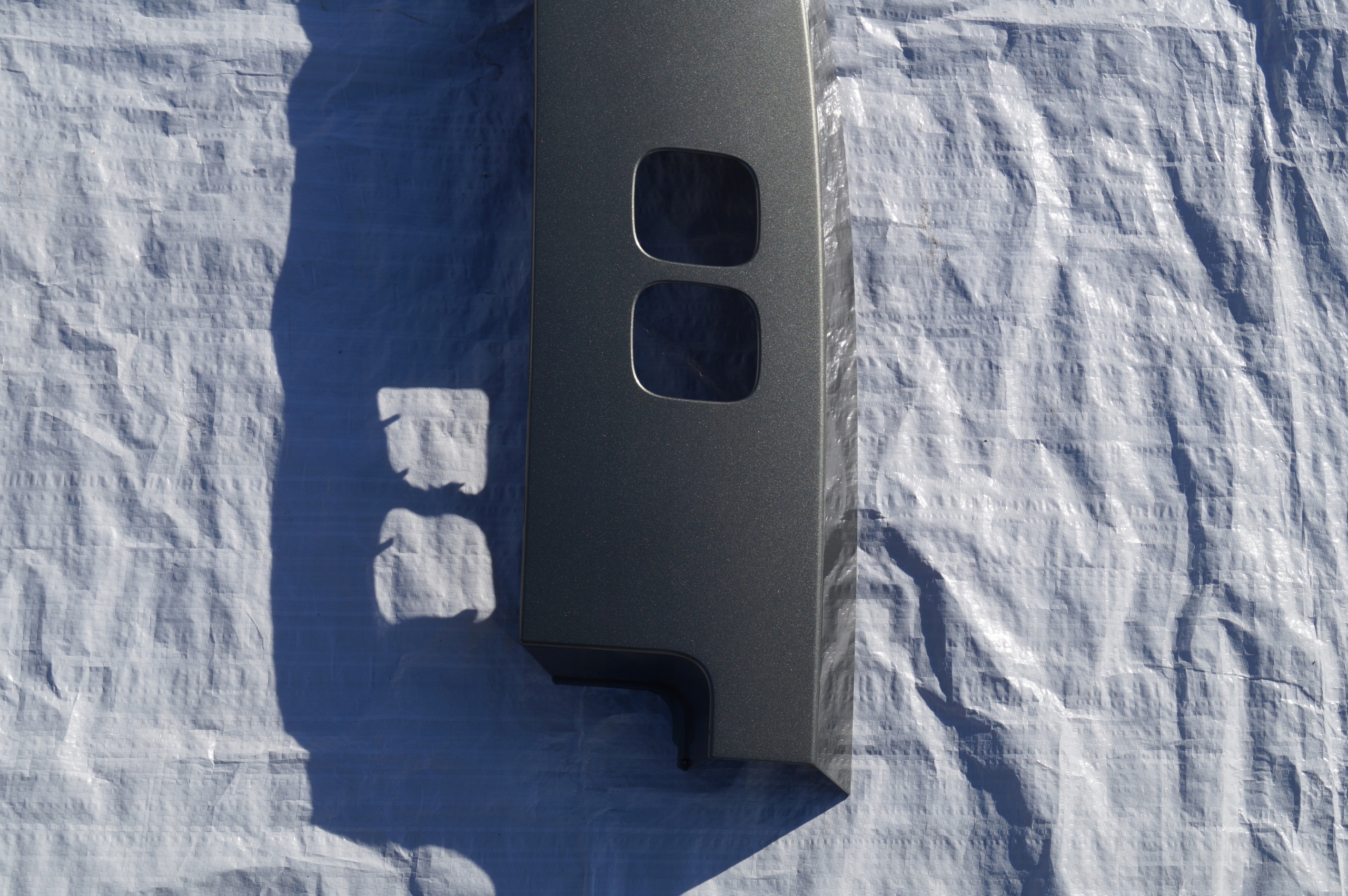 LISTWA OSŁONA LAMPY TYŁ PRAWA LAND ROVER DEFENDER Producent części Land Rover OE