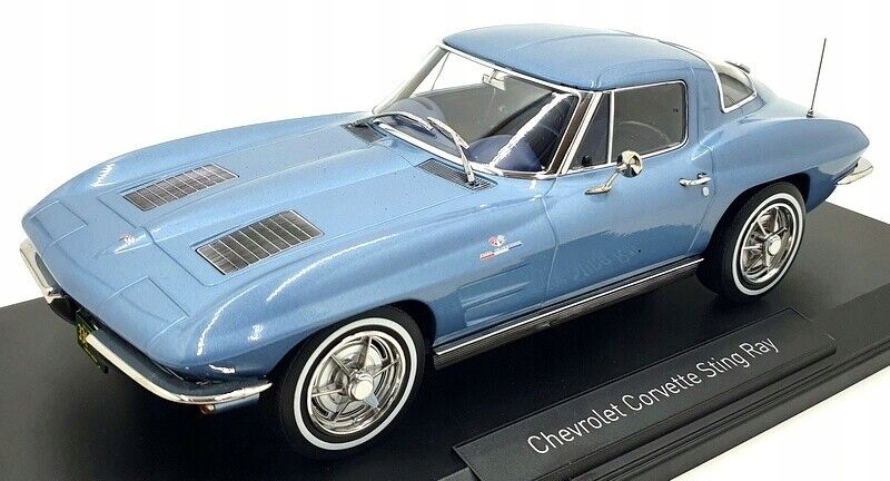 Norev Chevrolet Corvette Sting Ray 1963 světle modrá metalíza 1:18