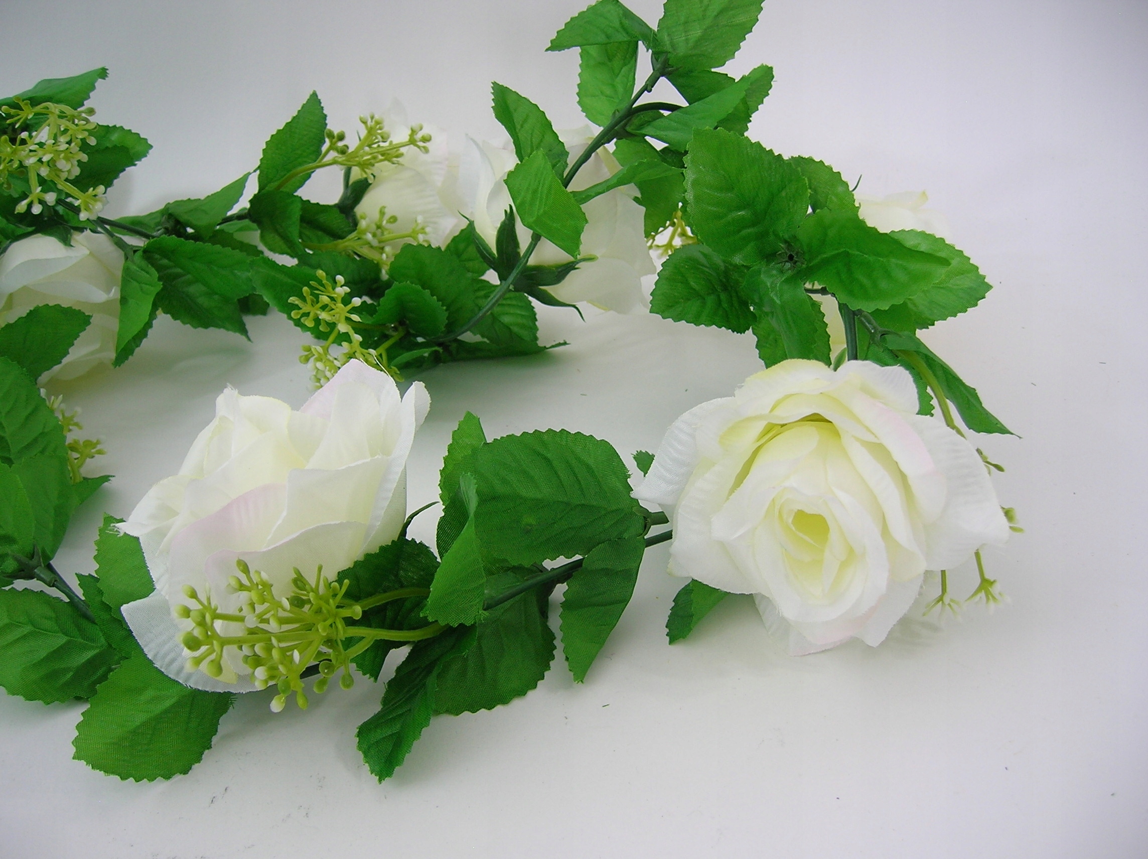 SZTUCZNE KWIATY GIRLANDA Z RÓŻAMI KREMOWA B 150CM GIRLANDA KWIATOWA Kod producenta 123