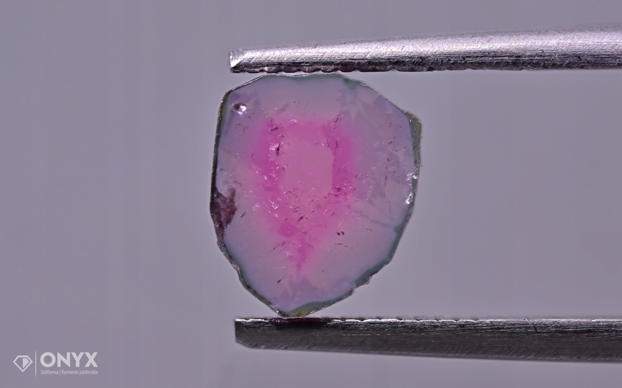 Turmalín nepravidelná deska 8x6,5 mm